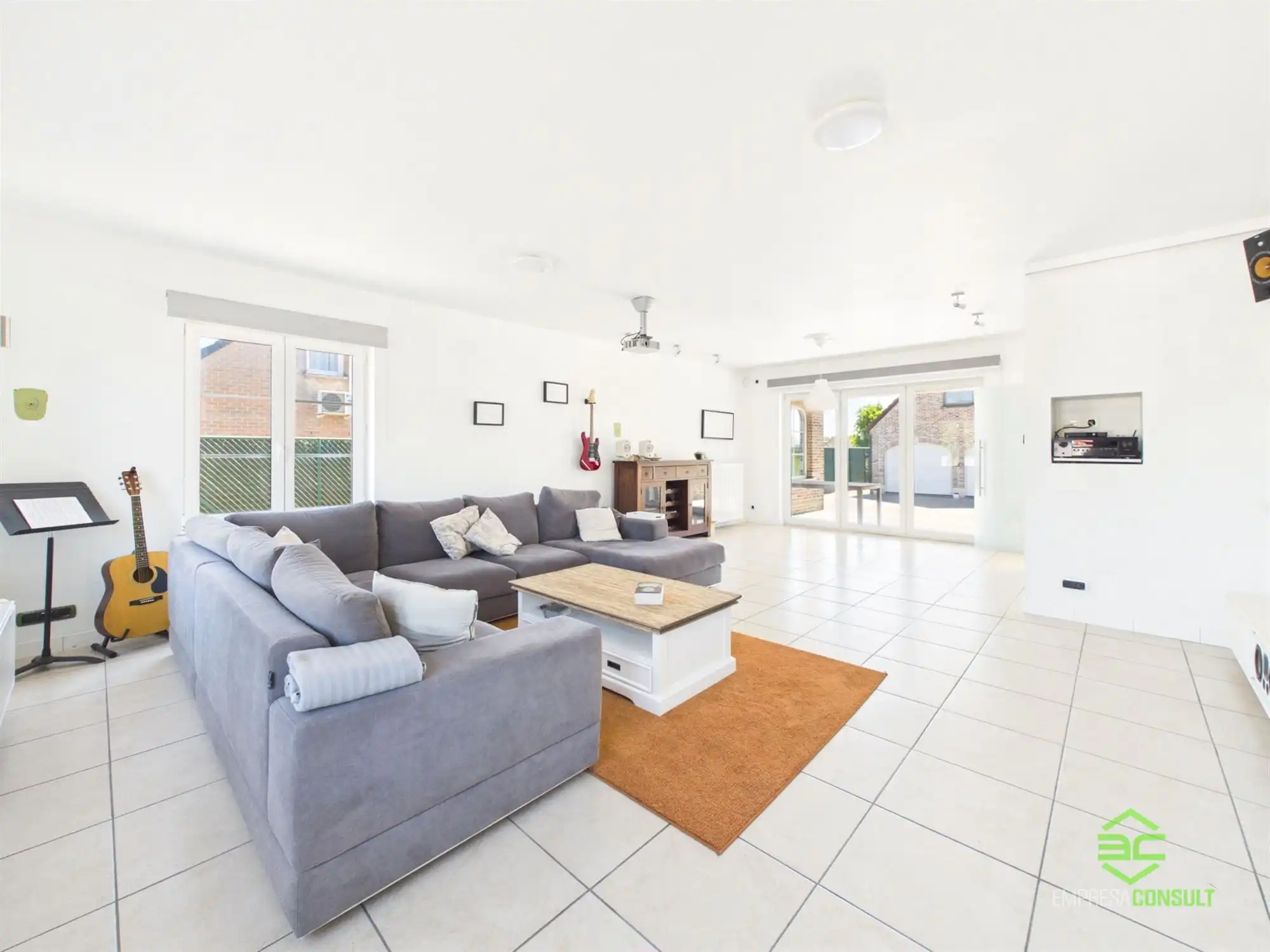 Ruime woning met 4/5 slpk en dubbele garage op 12a 50ca! foto 5