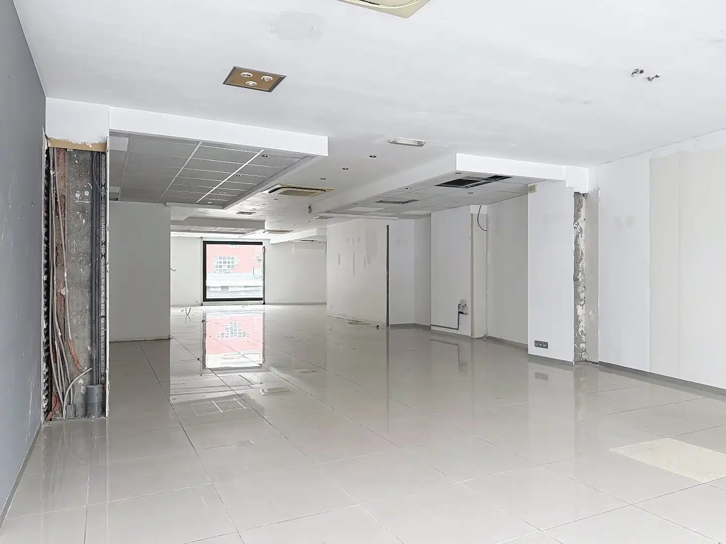 TOPLOCATIE! Commercieel Gelijkvloers (180m²) + Terras & Parking te Huur in Wolvertem (Meise) foto 10