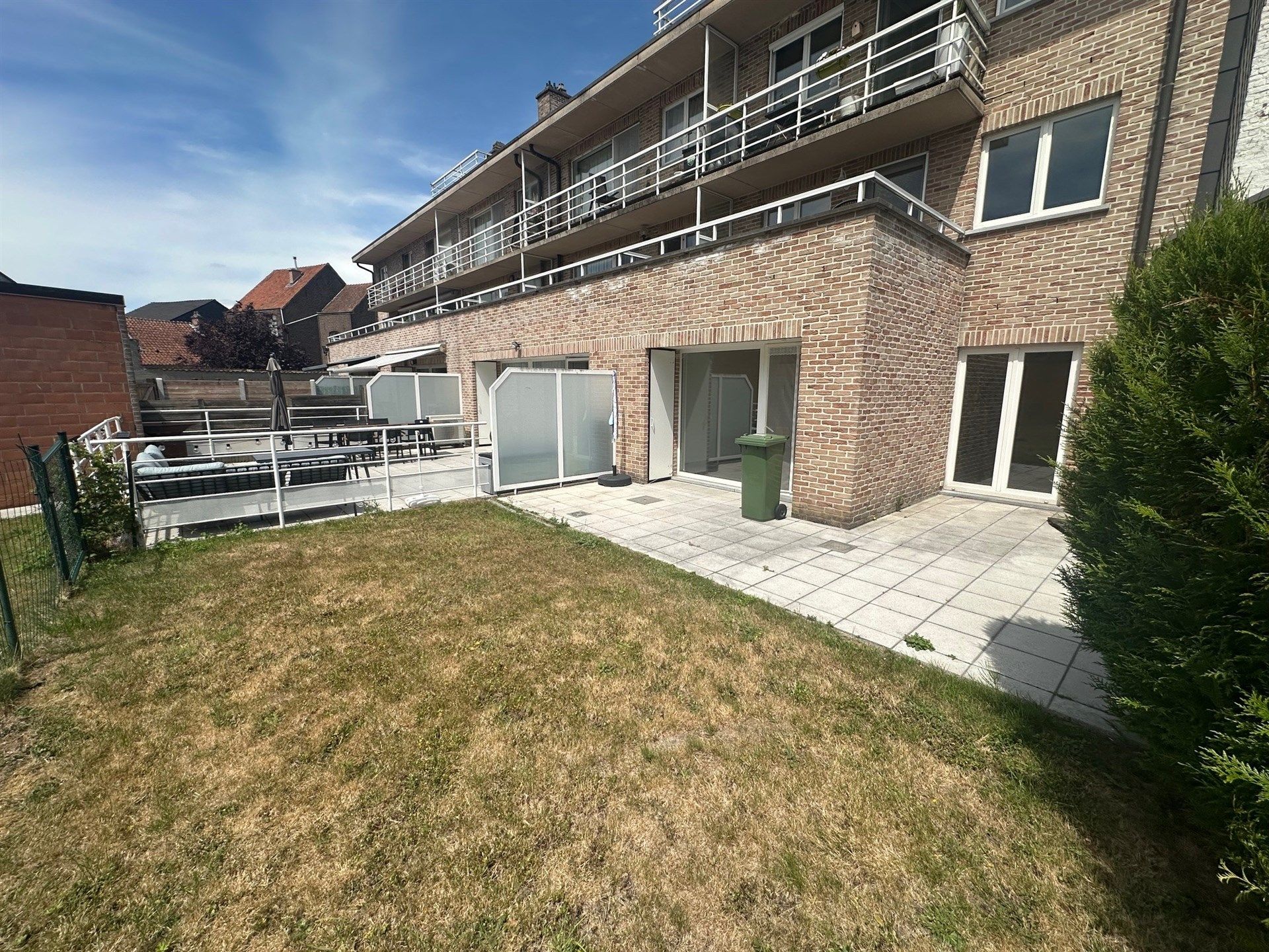 Gelijkvloers appartement met terras en tuin foto 2
