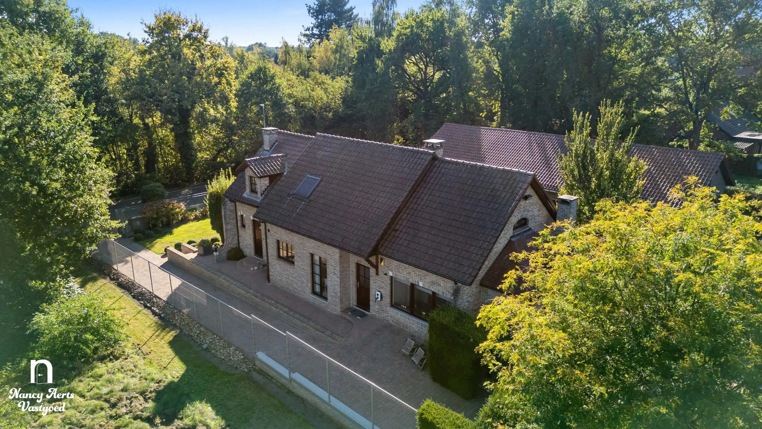 Karaktervolle villa met natuurzwembad en poolhouse in Genk foto 36