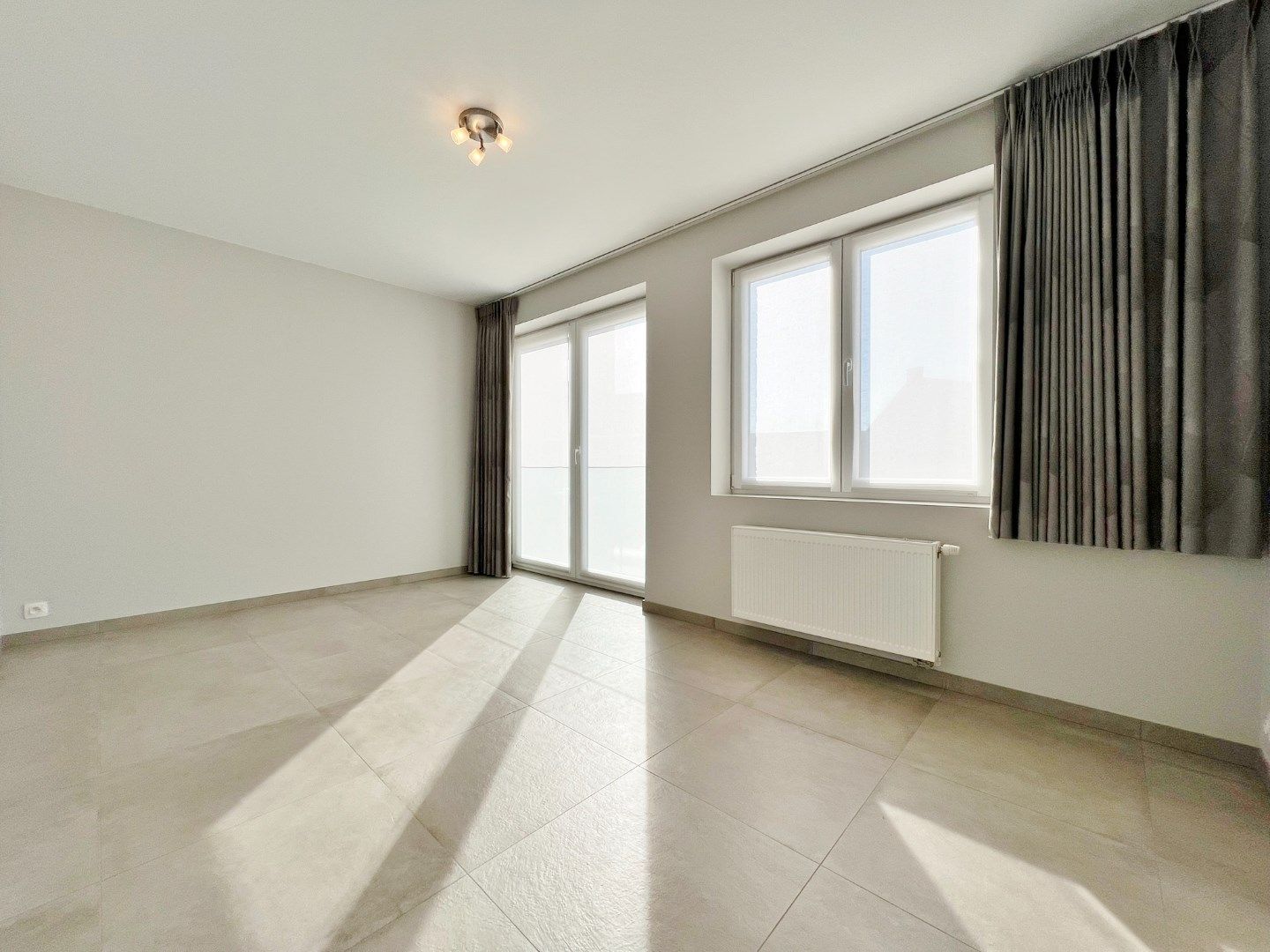 Modern appartement met parkeerplaats en groot zonnig terras met open zicht. foto 8