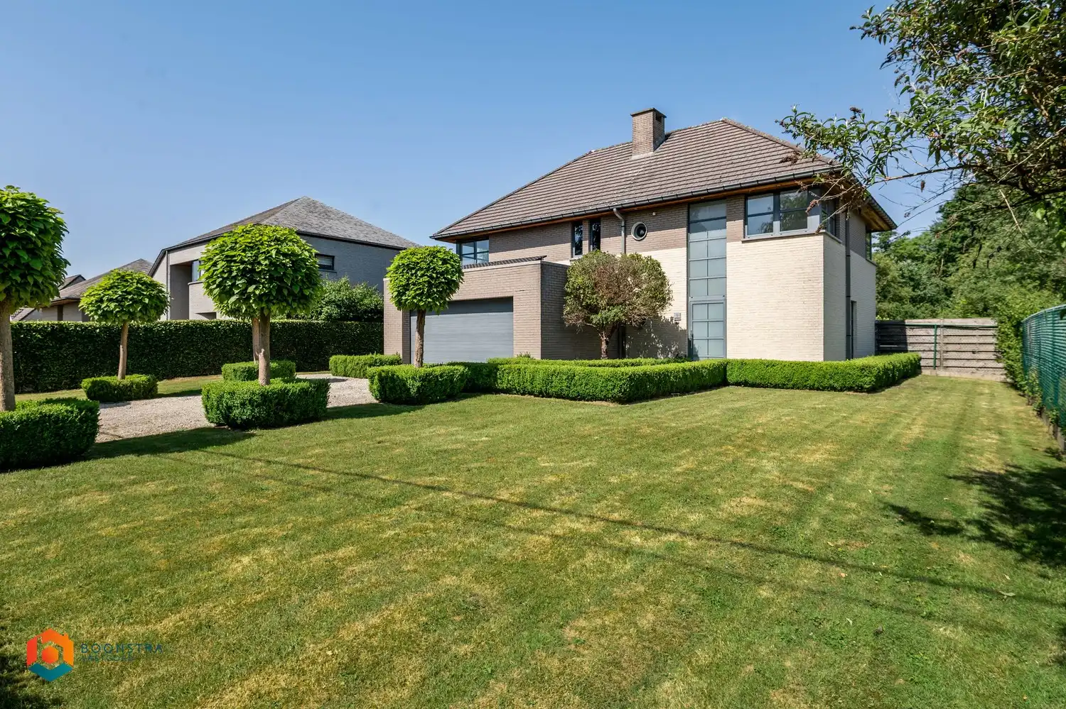 Zeer ruime energiezuinige villa in doodlopende straat met 4 spkrs op 1836 m² foto {{pictureIndex}}