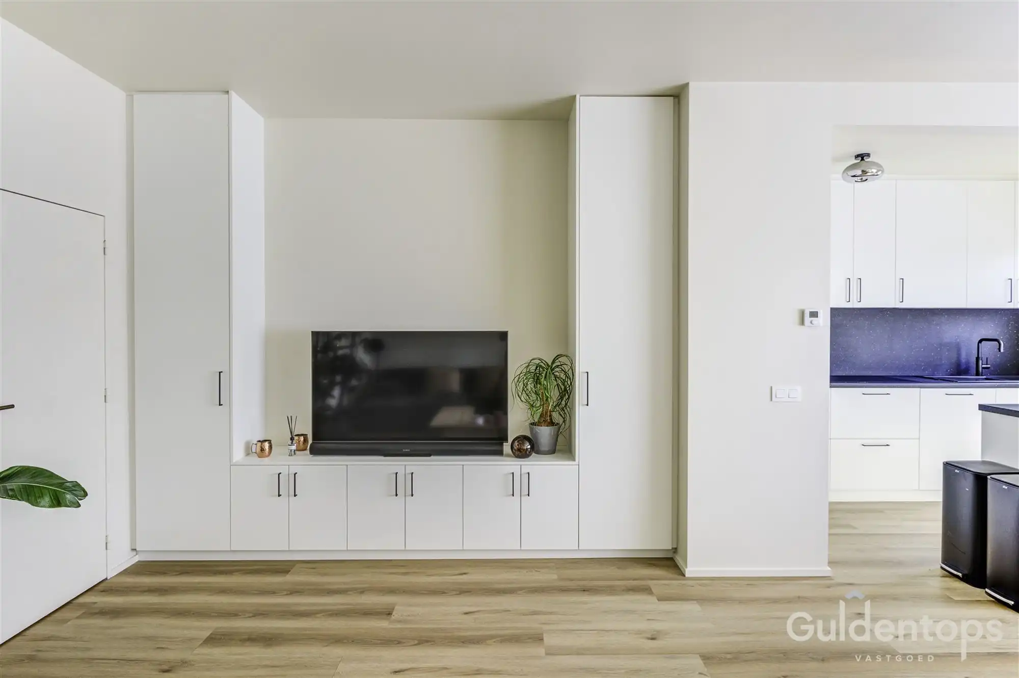 Knap vernieuwd 2 slaapkamerappartement op topligging foto 14