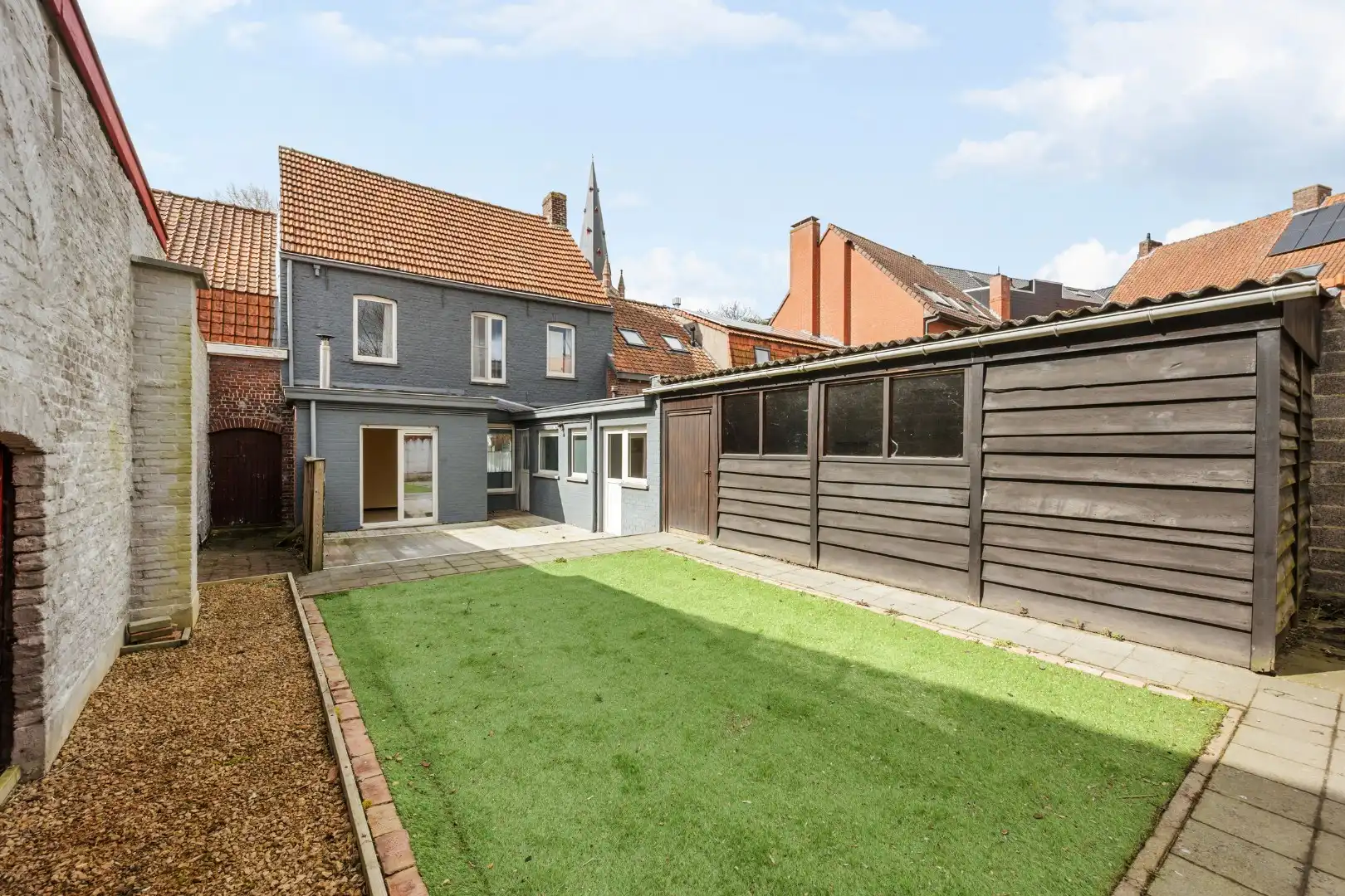 Woning met 3 slaapkamers, zolder, garage en tuin met uitweg in Dadizele-centrum foto 2