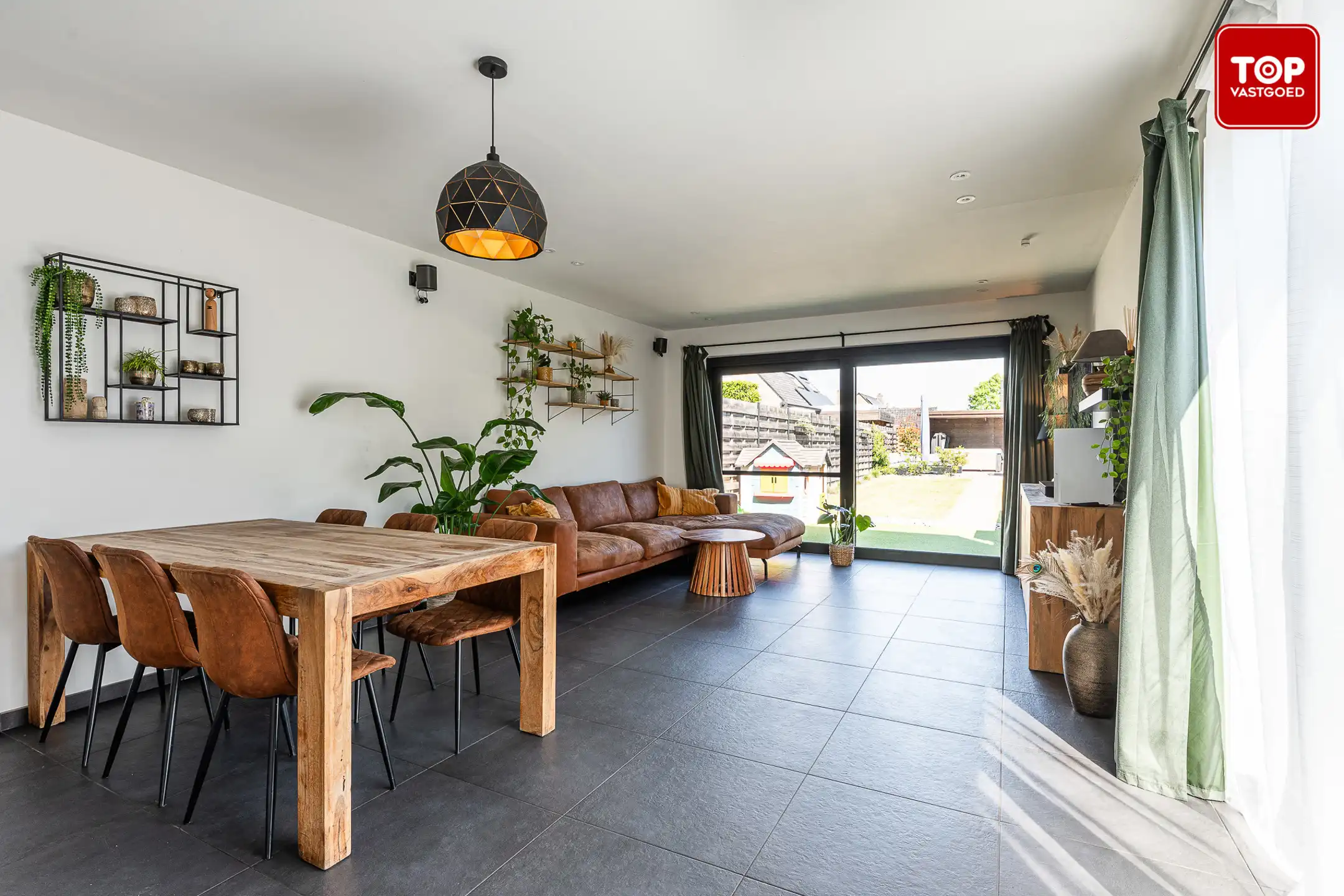 Prachtig gerenoveerde woning met 3 slaapkamers. foto {{pictureIndex}}