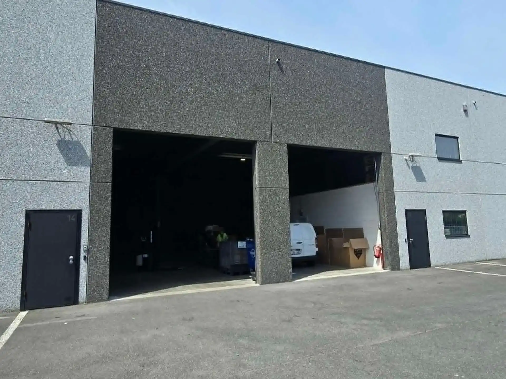 Magazijn van 400m² met 4 autostaanplaatsen foto 12