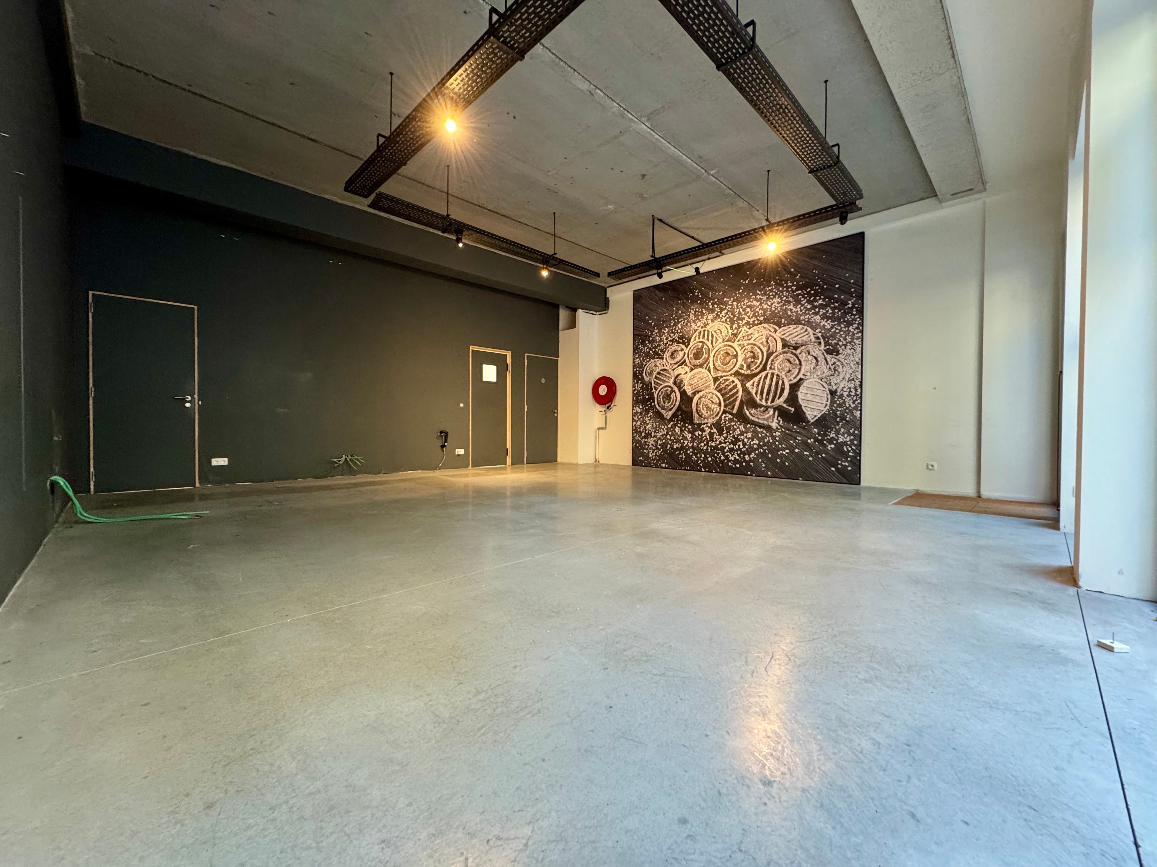 Handelsgelijkvloers 75m² foto {{pictureIndex}}