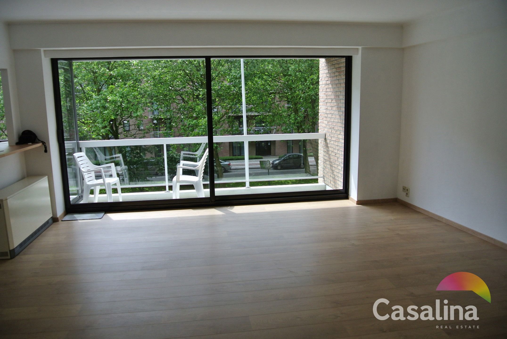 Ruim appartement van 96m² met terras, kelder en garagebox foto 3