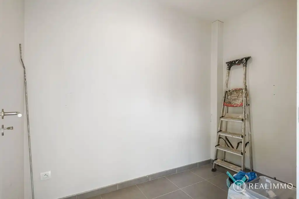 Recente halfopen bebouwing (2017) met tuin, terras en uitweg in rustige wijk foto 13