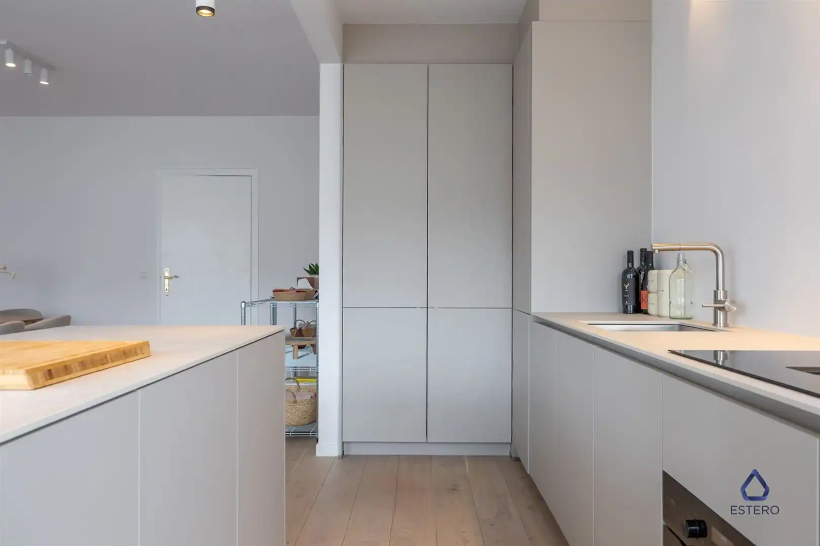 Volledig gerenoveerd met 2 slaapkamers, terras en parking foto 8