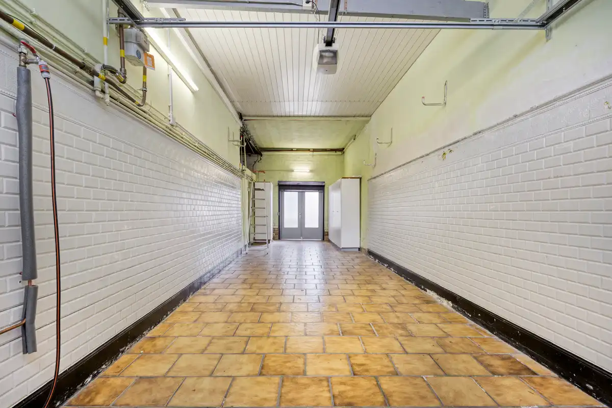 Te renoveren woning met grote garage foto 21