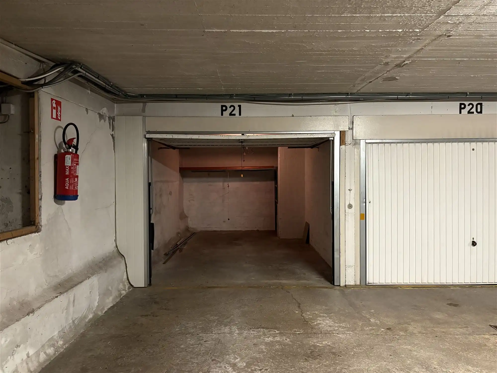 Gesloten garagebox met sectionale poort foto 2