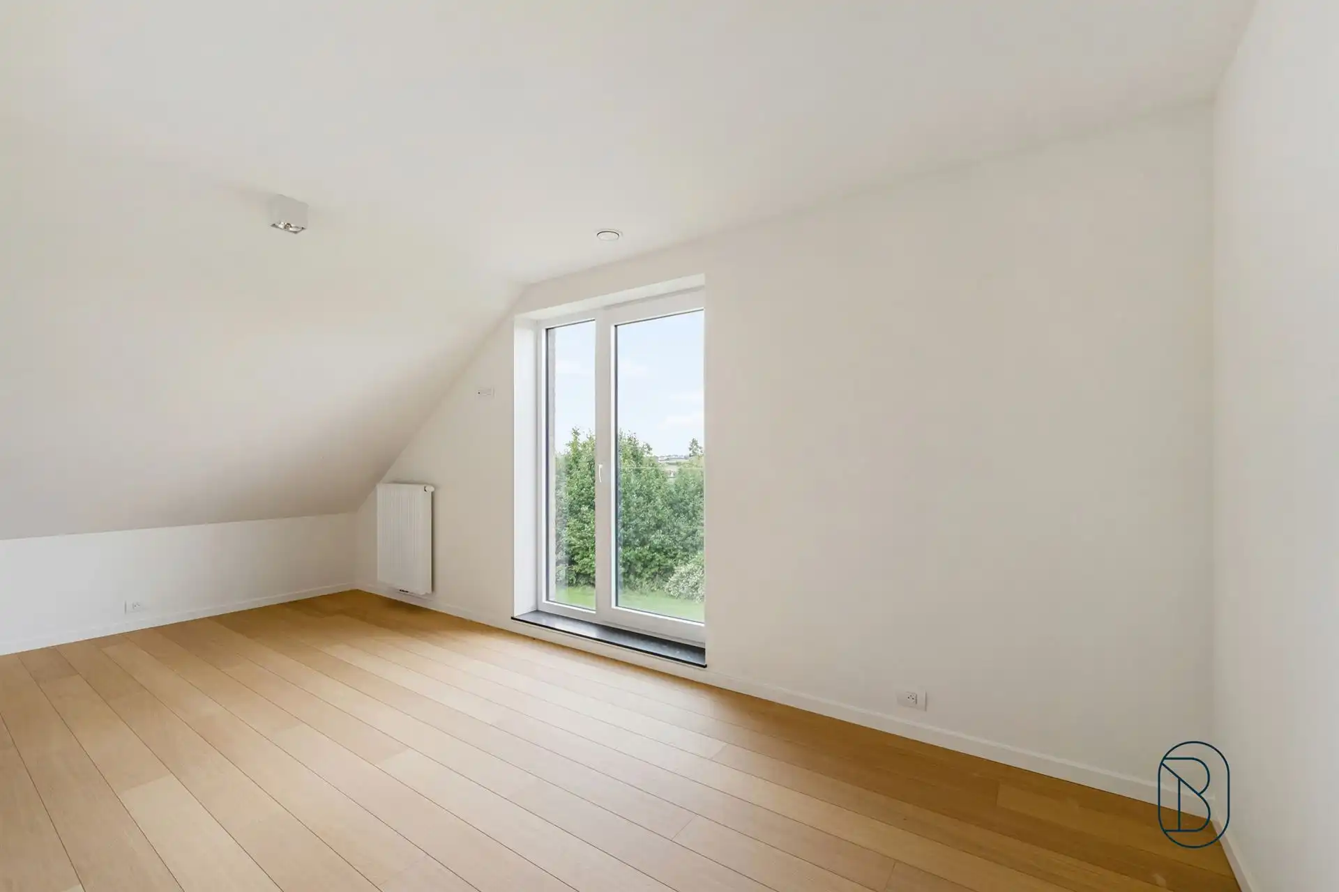 Recente halfopen bebouwing met 4 slaapkamers, tuin en garage foto 25