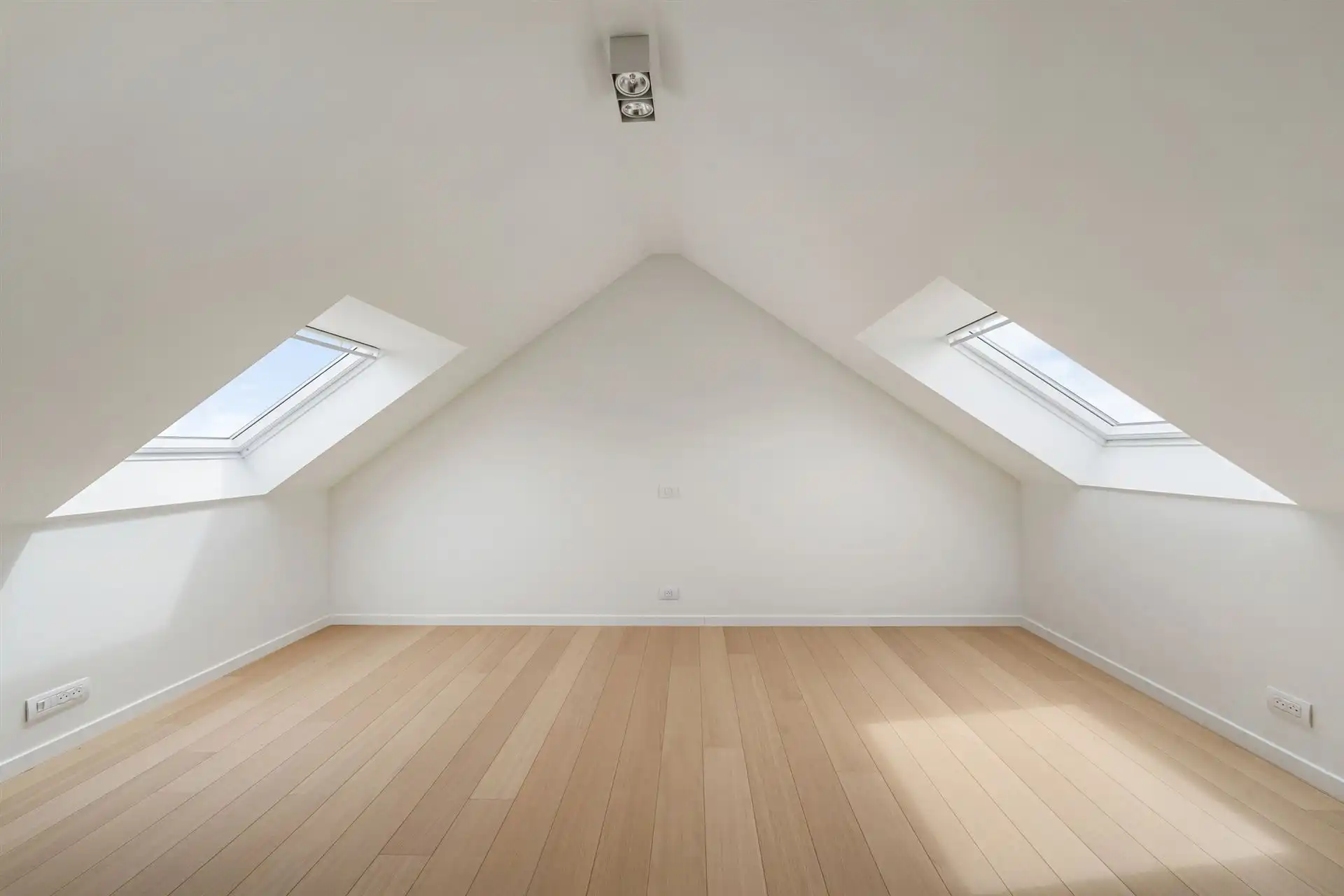 Topgelegen grote woning met 4 slk, omheinde tuin en garage. foto 12