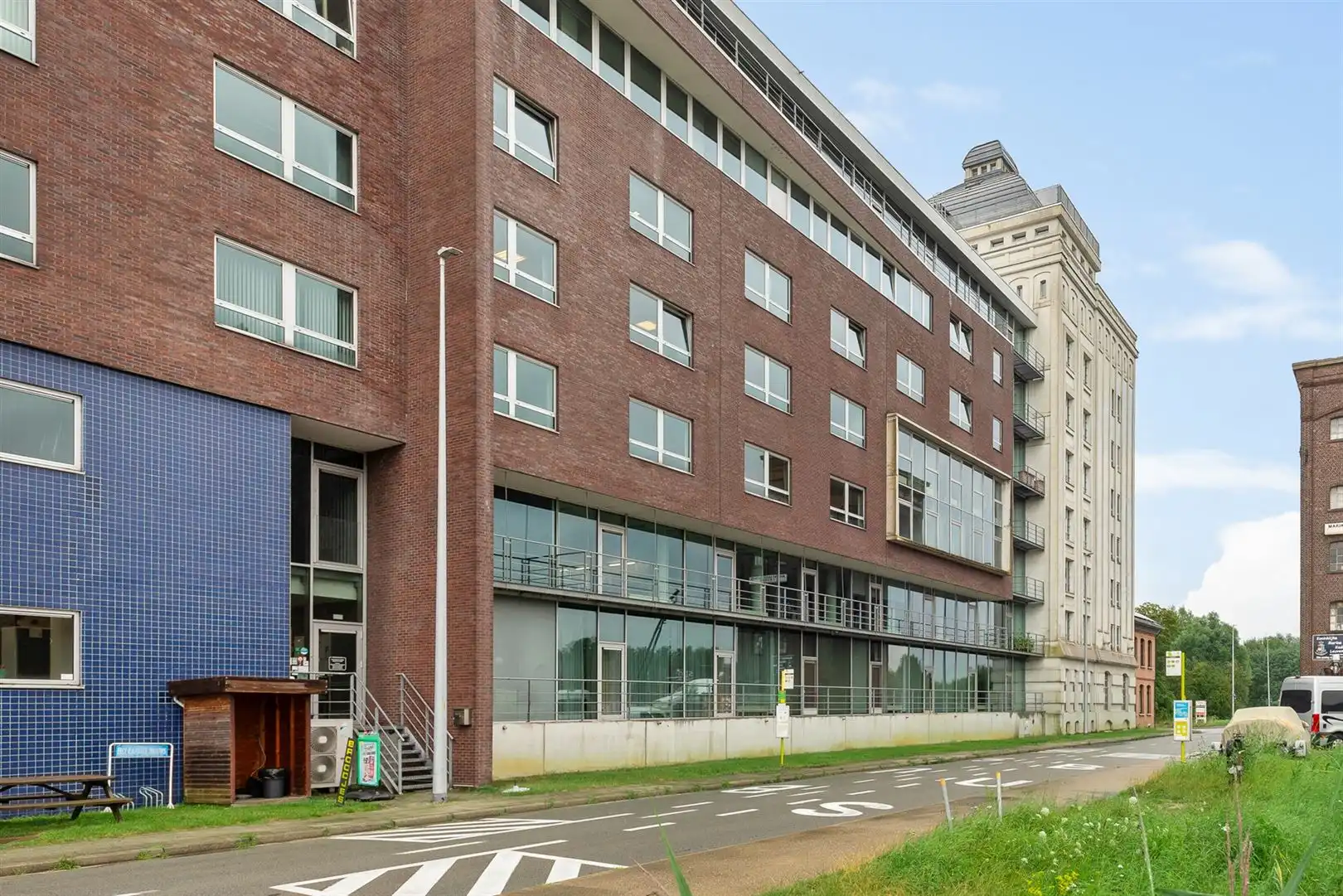 Kantoorgebouw foto {{pictureIndex}}