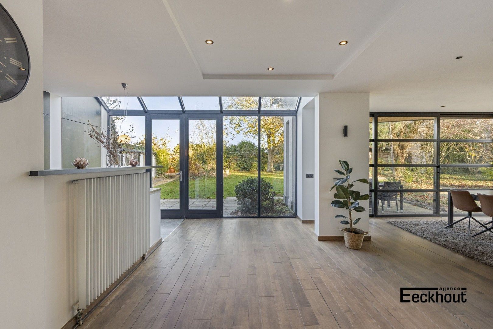 Ruime halfopen woning met prachtige aangelegde tuin en carport voor 2 wagens! foto 6