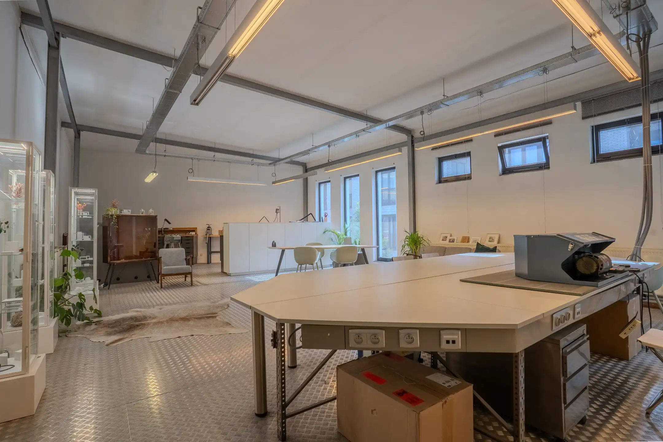 Instapklare kantoorruimte/showroom/atelier te huur foto 2