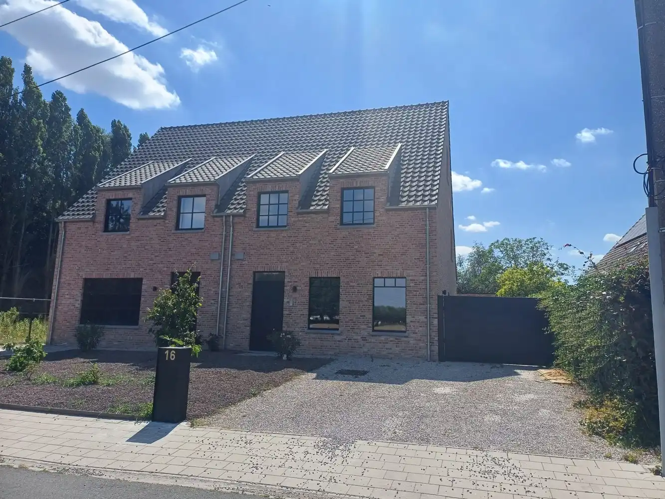 Nieuwbouwvilla te huur met ruime tuin, garage en 4 slaapkamers foto {{pictureIndex}}