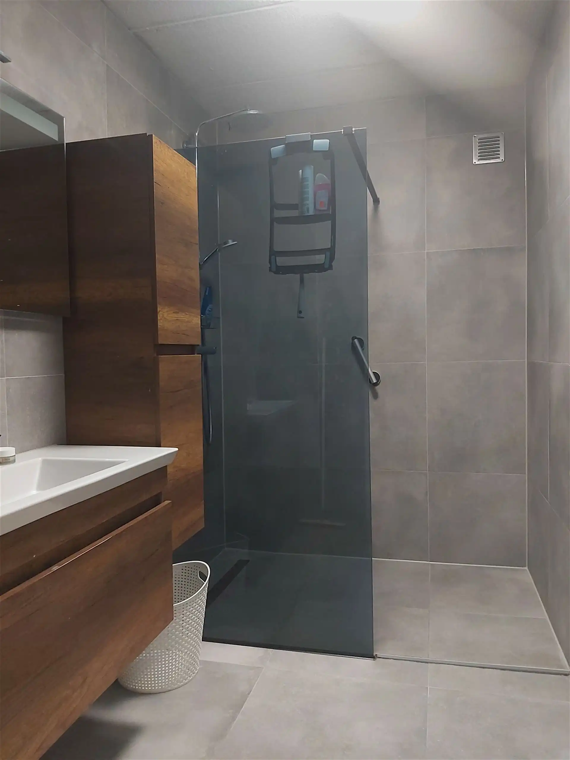 Instapklaar, gelijkvloers appartement met 2 slaapkamers, 2 garages en klein tuintje (via oprit bereikbaar) met overkapping in Maasmechelen! foto 10