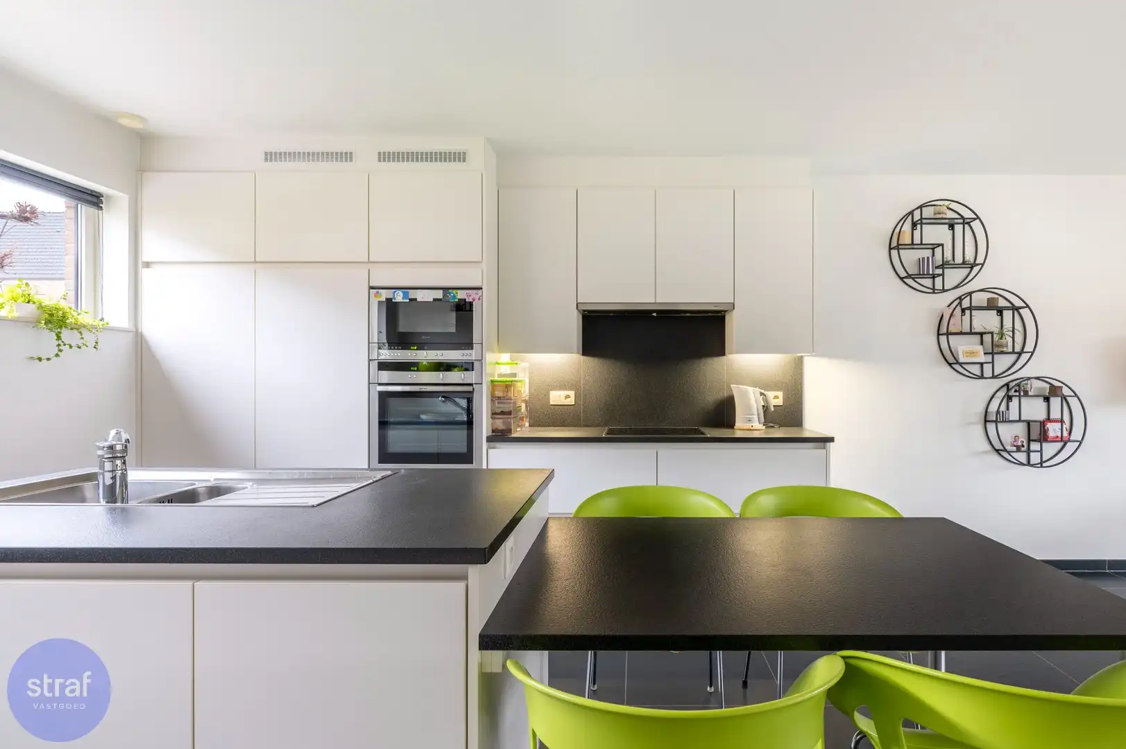 Ruime gezinswoning in een autoluwe straat tussen Zwijndrecht-Dorp en 't stad foto 7