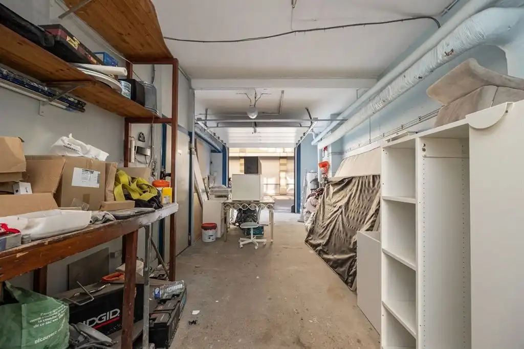 Magazijn pal in de stad met grote woonst foto 3