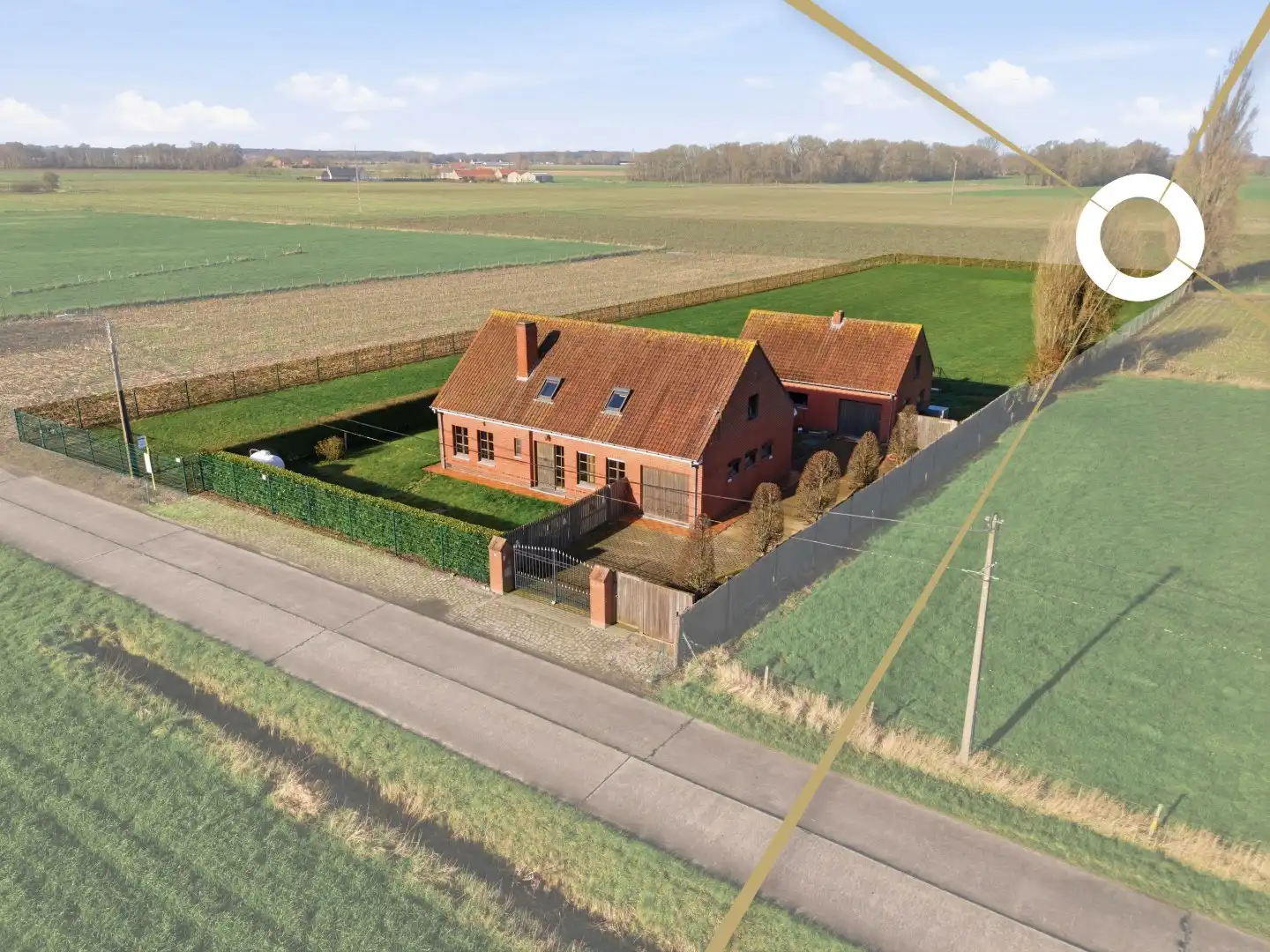 Hoofdfoto van de publicatie: Landelijke villa met bijgebouw en weide op 4.700 m² in Boezinge