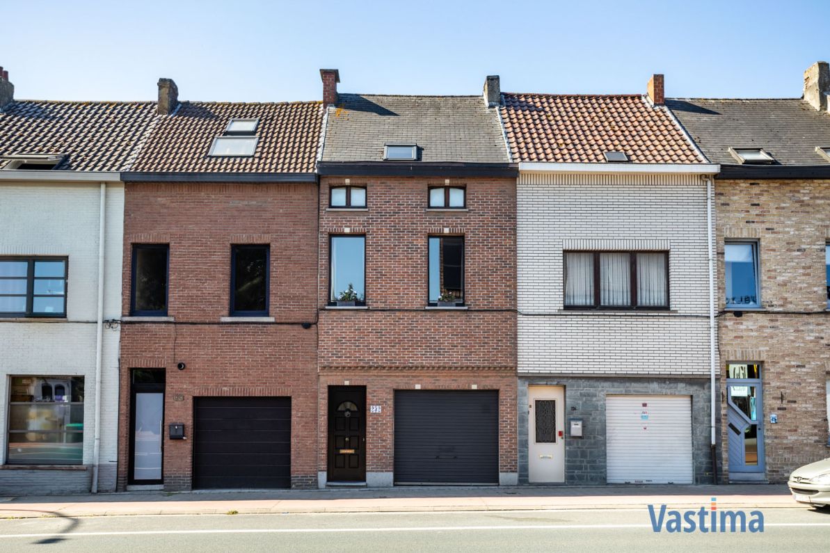 Instapklare gezins- of starterswoning met tuin, garage én topbereikbaarheid foto {{pictureIndex}}