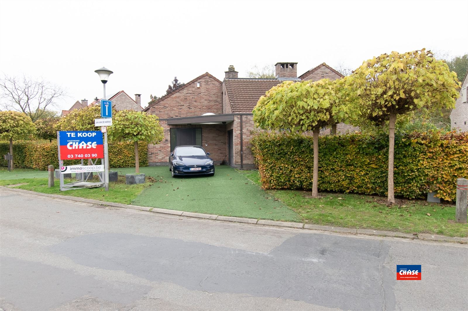 Unieke villa op toplocatie met drie slaapkamers, ruime inpandige garage, dubbele oprit en mooie tuin omringd door natuurgebied foto 2