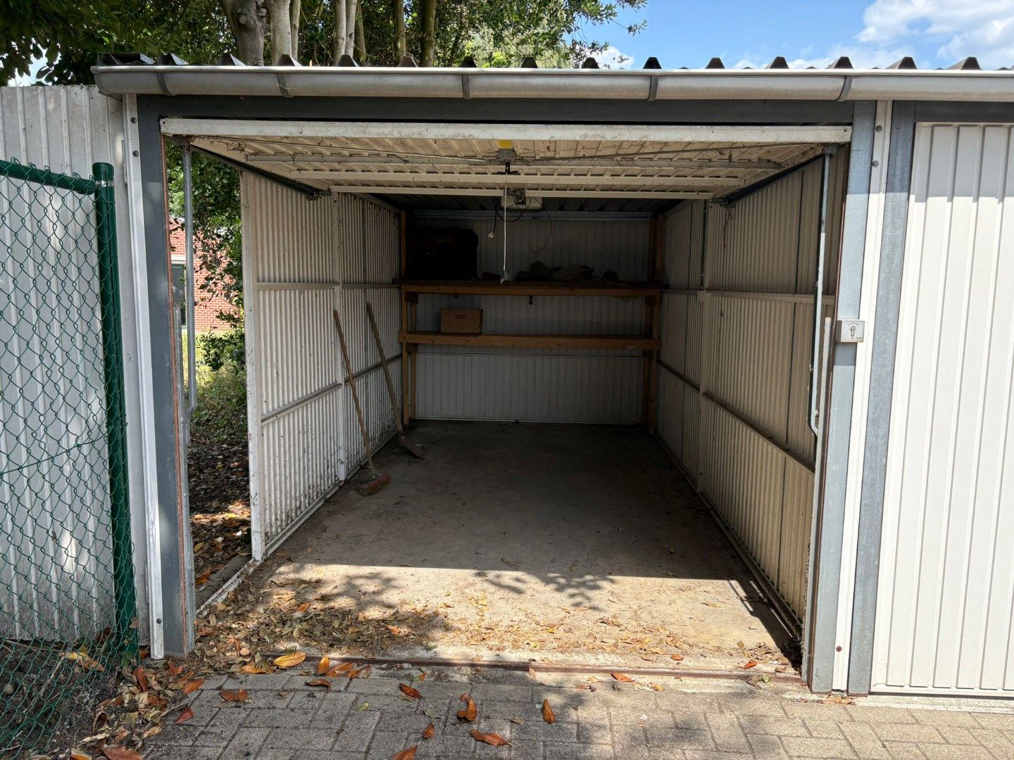 Afgesloten garagebox op wandelafstand van het centrum !  foto {{pictureIndex}}