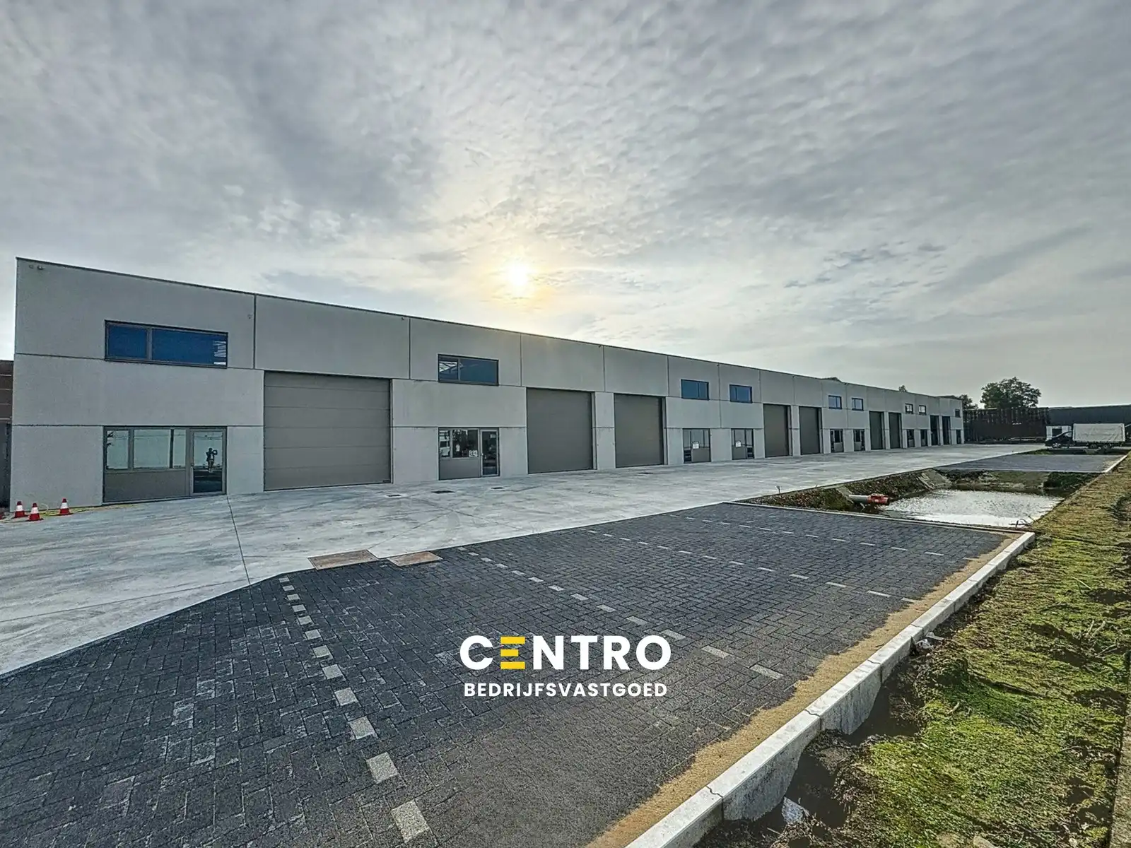 NB MAGAZIJN (264m²) met automatische sectionaalpoort, toilet en 2 voorbehouden parkeerplaatsen voor de deur te Beernem/Wingene. foto {{pictureIndex}}