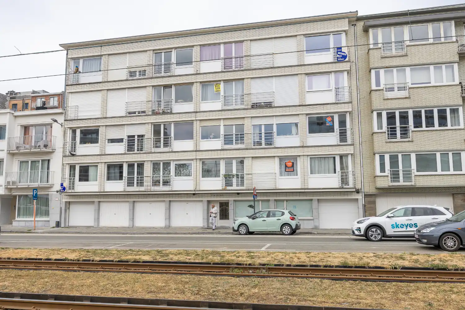 Lichtrijk 2-slaapkamer appartement op steenworp van het strand foto 16