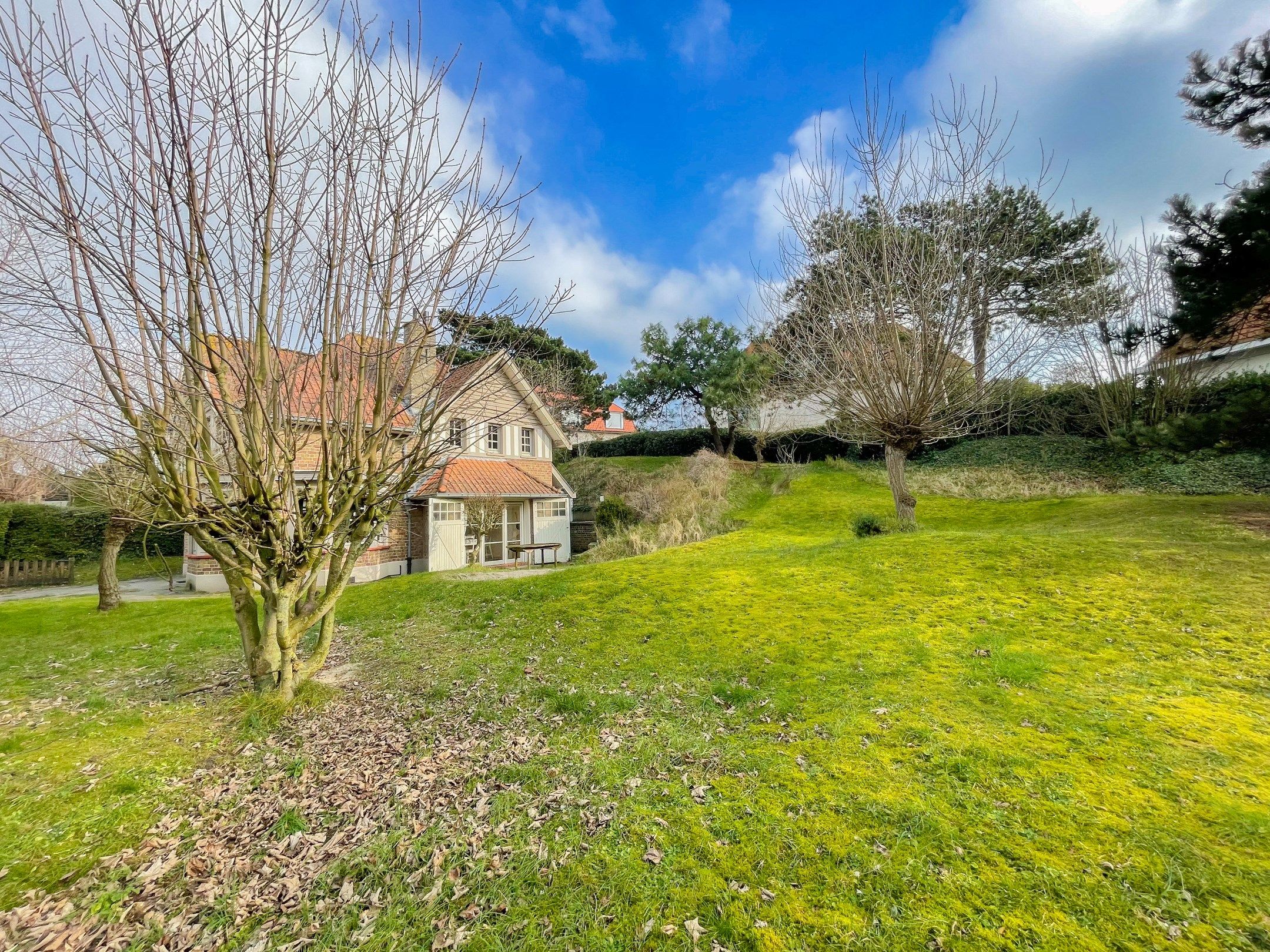 Hoofdfoto van de publicatie: Uiterst charmante villa, rustig gelegen in één van de paadjes in het Zoute op wandelafstand van de zee.