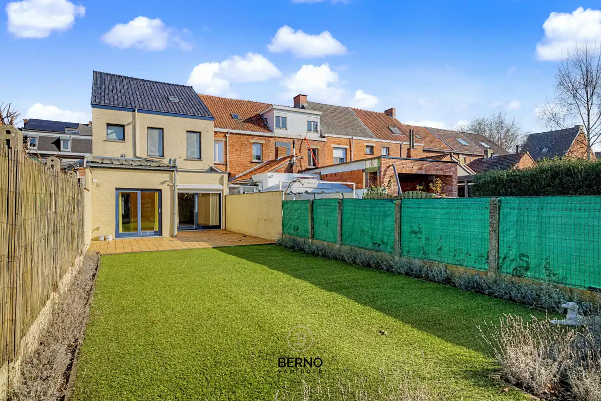 Rijwoning met ruime garage en zongerichte tuin. foto 18