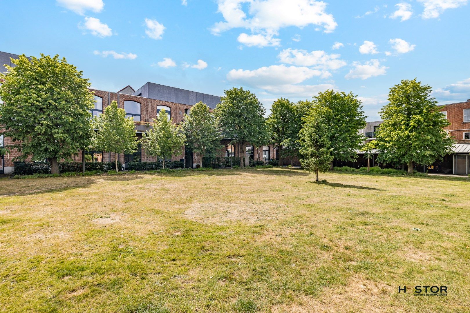 Ruim duplexappartement aan het rustige Sint-Rochushof foto {{pictureIndex}}