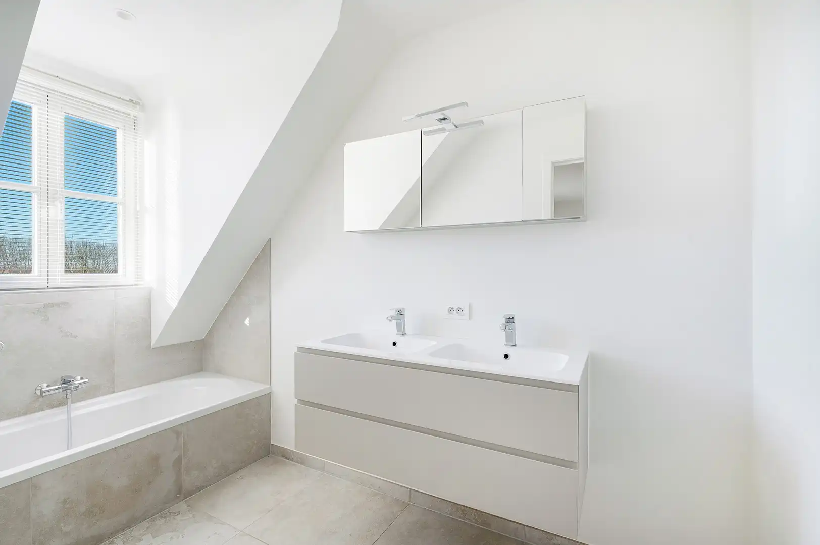 Ruime woning met vier slaapkamers en een grote tuin, gelegen in een rustige en aangename omgeving. foto 31