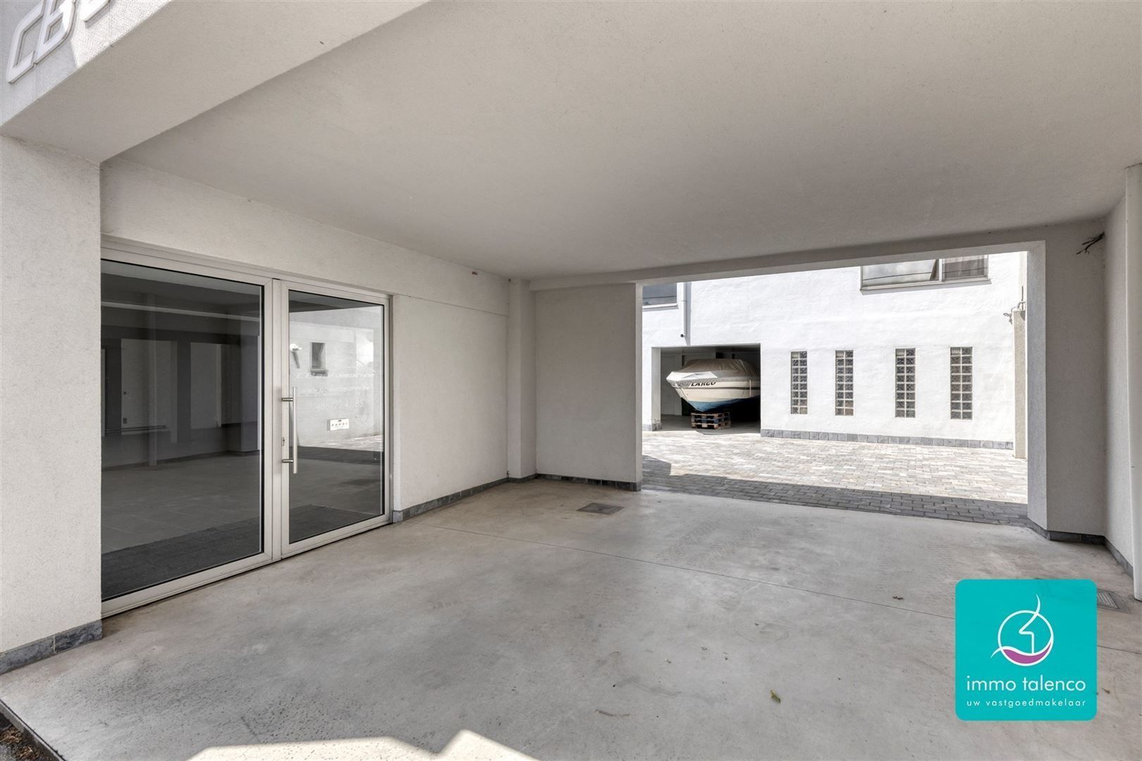 Showroom / loods / kantoorruimte / winkel op 6 a 15 ca - 565 m² foto 4