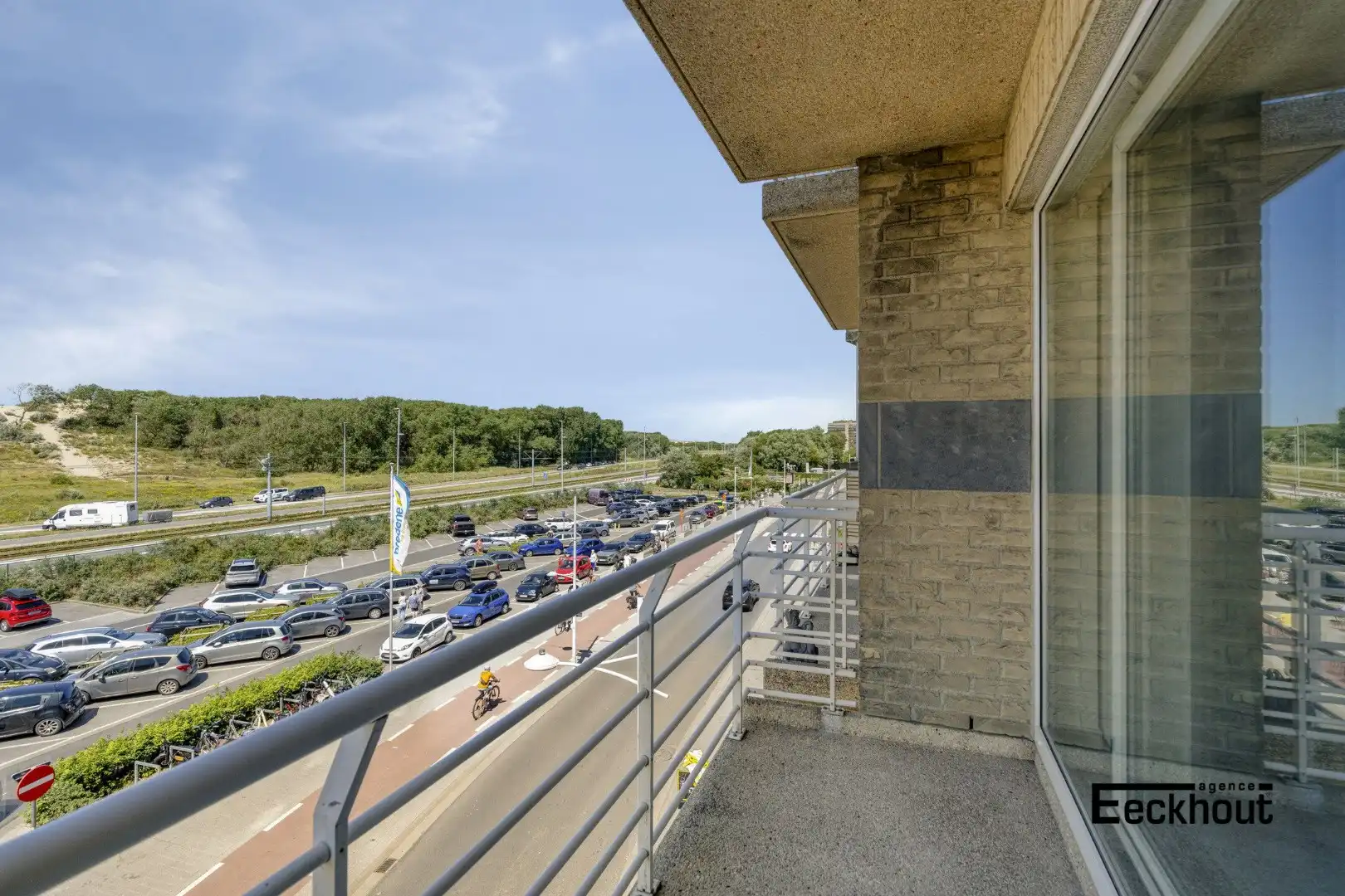 Instapklaar appartement met mooi terras en open zicht op de Bredense duinengordel. foto 3