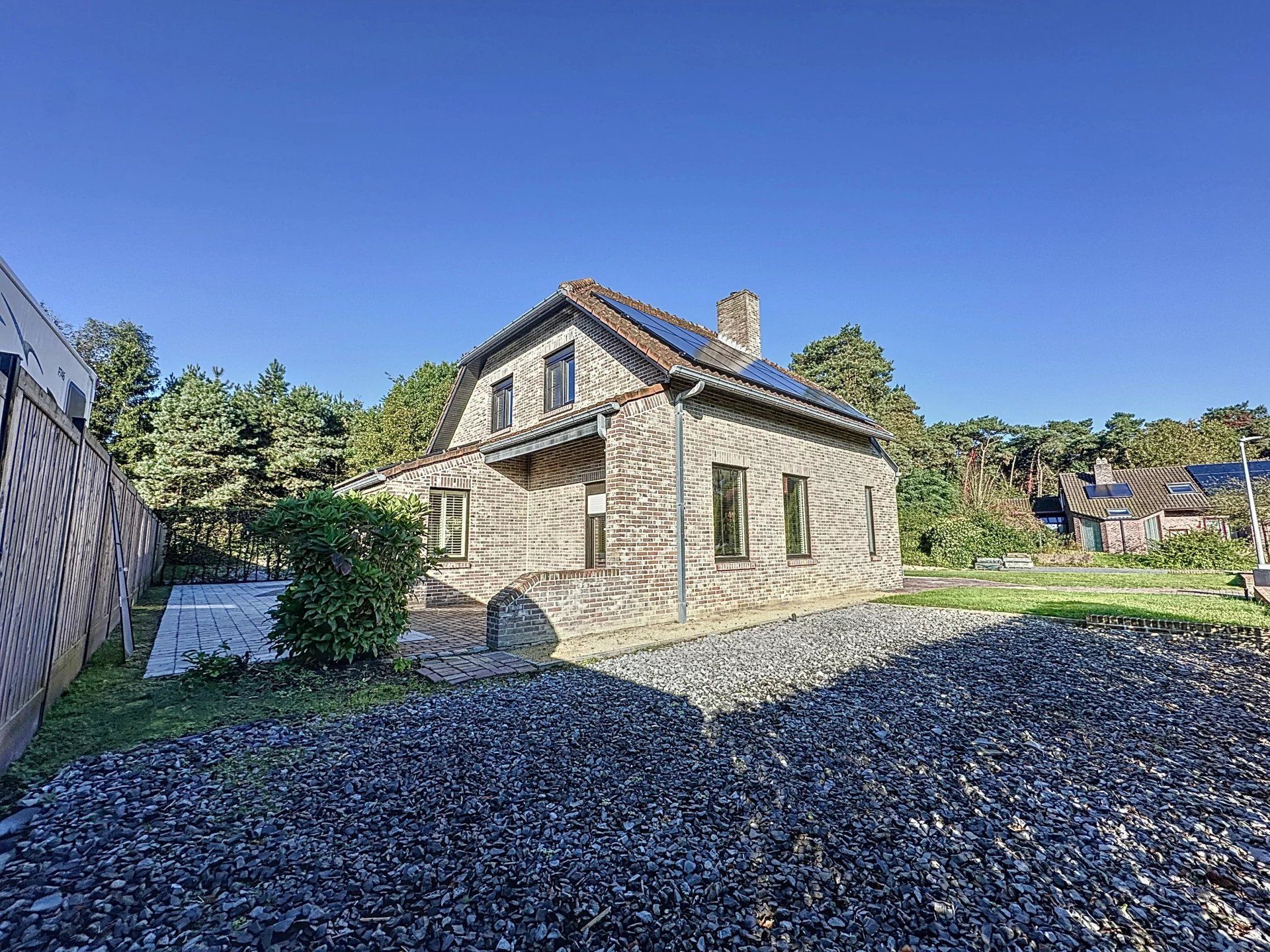 Zeer ruime A label villa met 5 slaapkamers en 2 badkamers met vergund bijgebouw van 40m² op wandelafstand van het centrum. foto 11