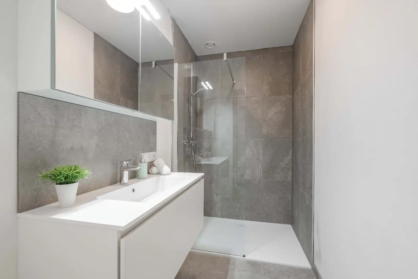 Ruim 2-slpk appartement met 15m2 zuidgericht terras met volle privacy foto 8