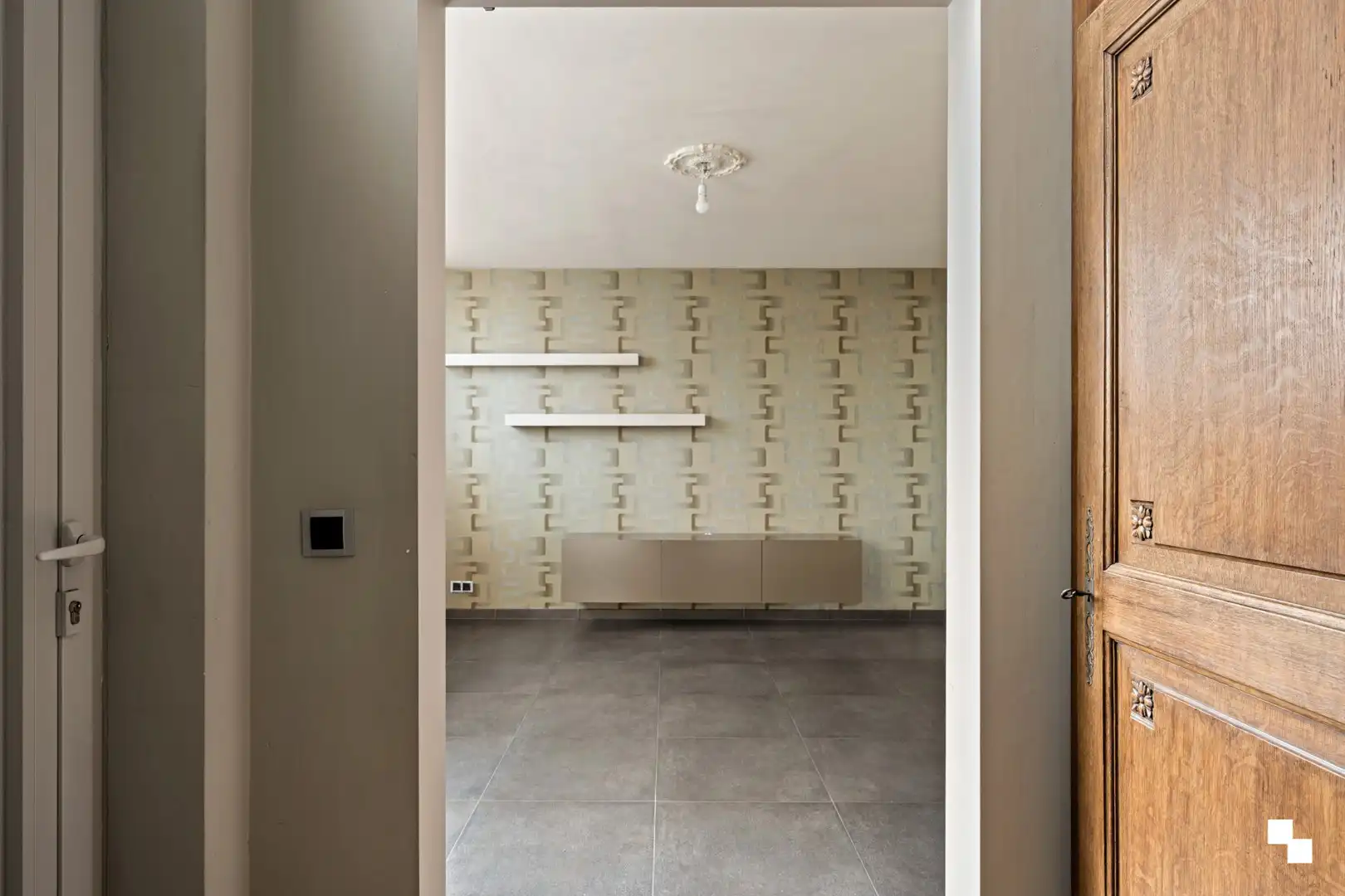 Instapklare woning met drie slaapkamers en achteruitweg foto 3