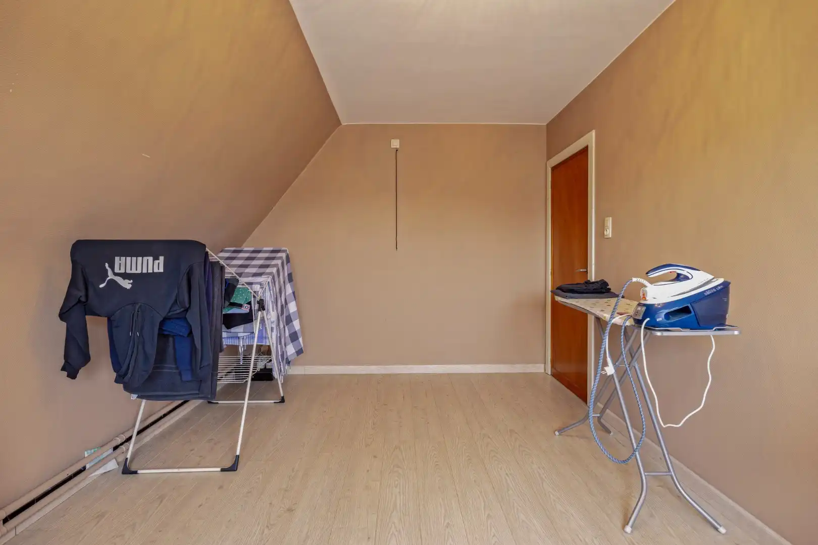 Magazijn 180m² met woning! foto 16