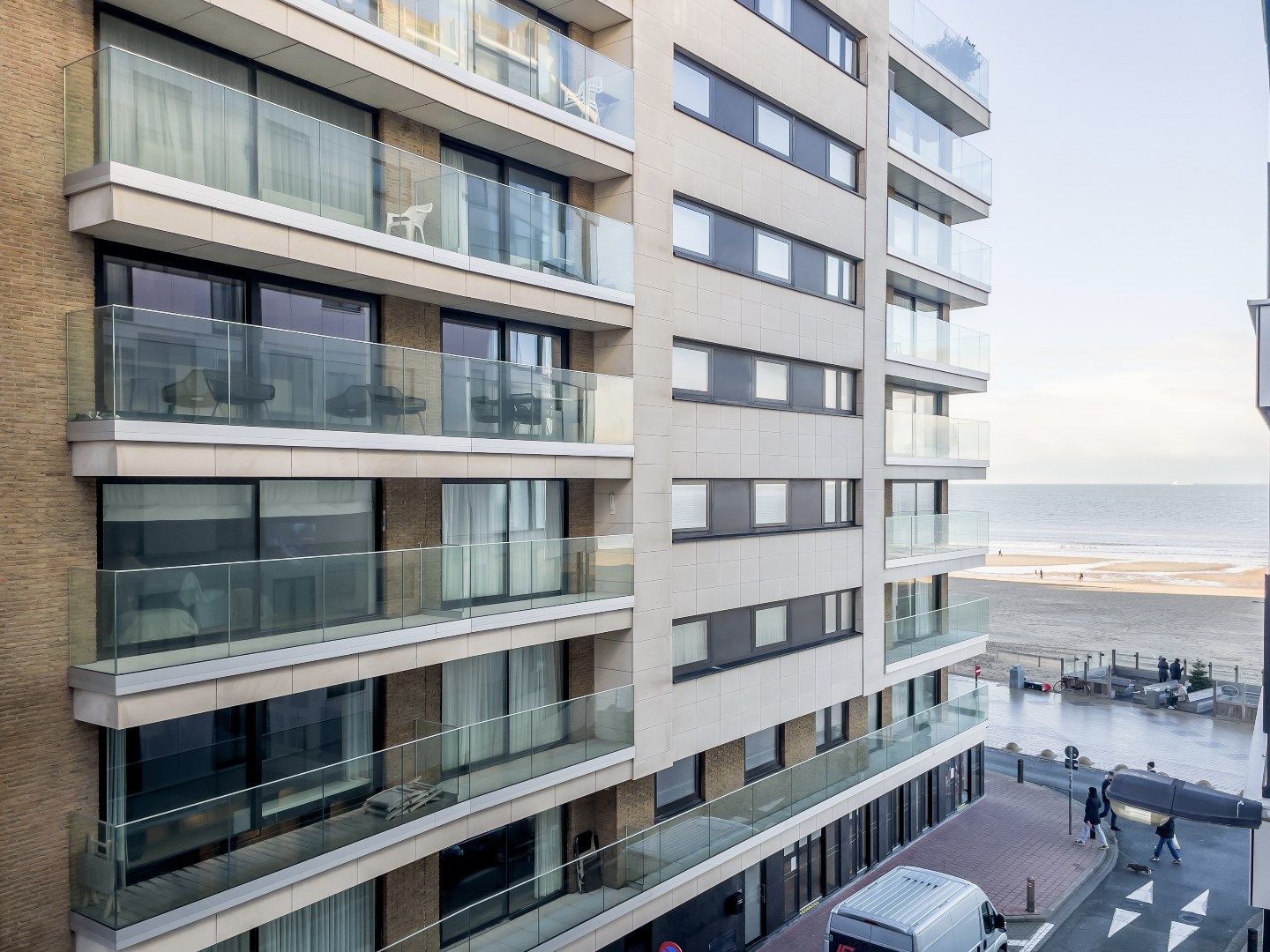 Gerenoveerd appartement met zijdelings zeezicht, nabij het Albertplein.  foto 3