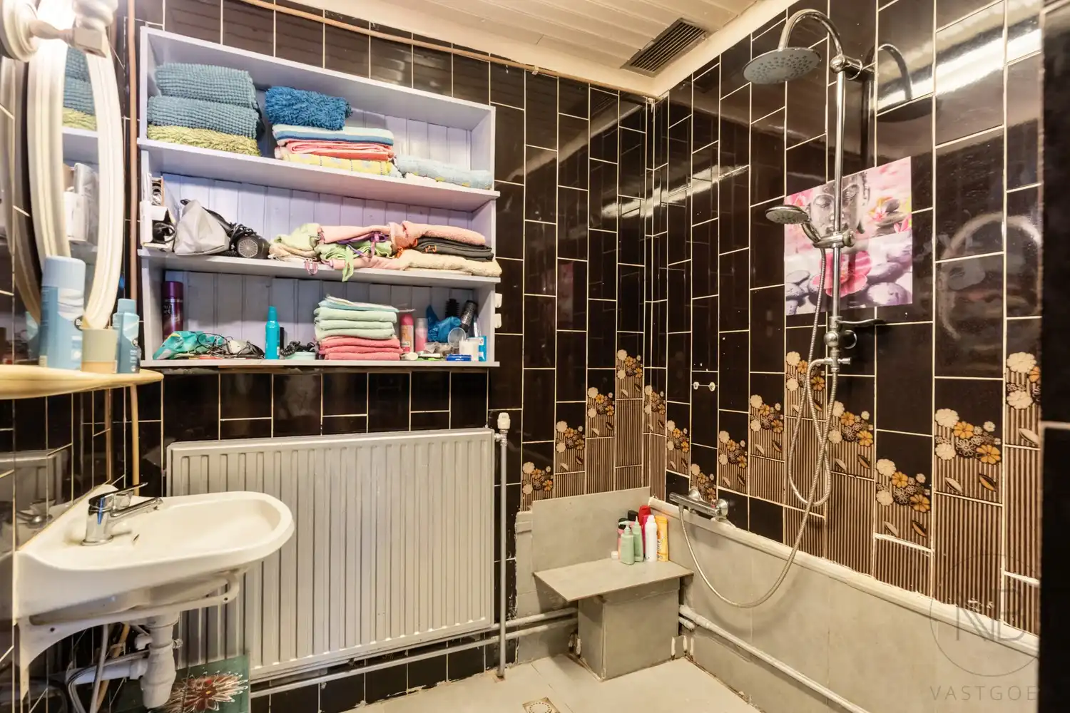 Ruime halfopen woning met 5 slaapkamers en een zolder om verder in te richten! foto 10
