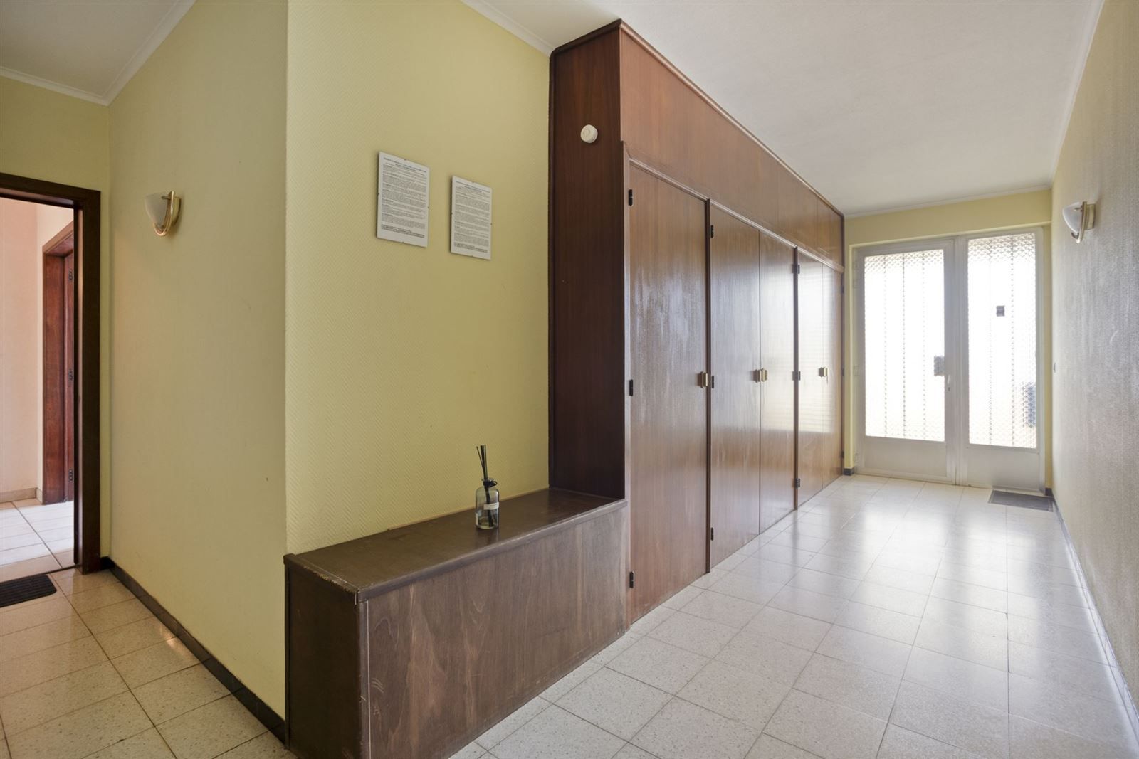 Super gelegen gelijkvloers appartement met voortuintje en garage foto 3