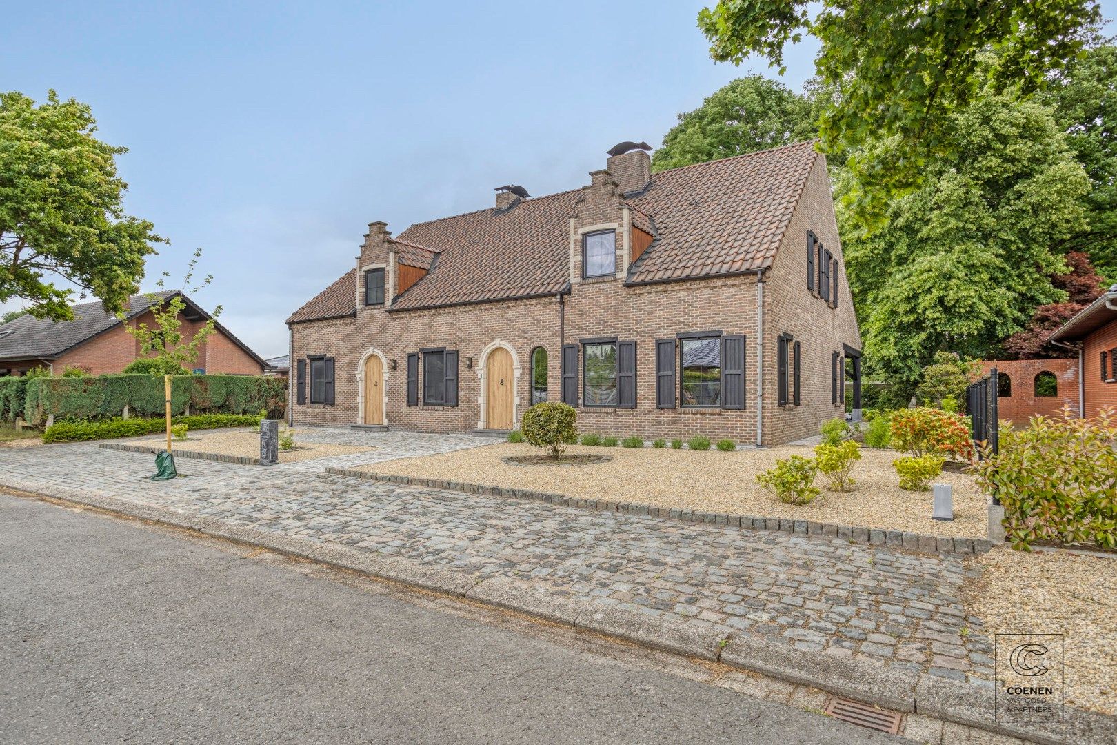 Prachtig, volledig gerenoveerde villa van 351 m² en 6 slaapkamers op een uiterst rustige locatie! foto {{pictureIndex}}