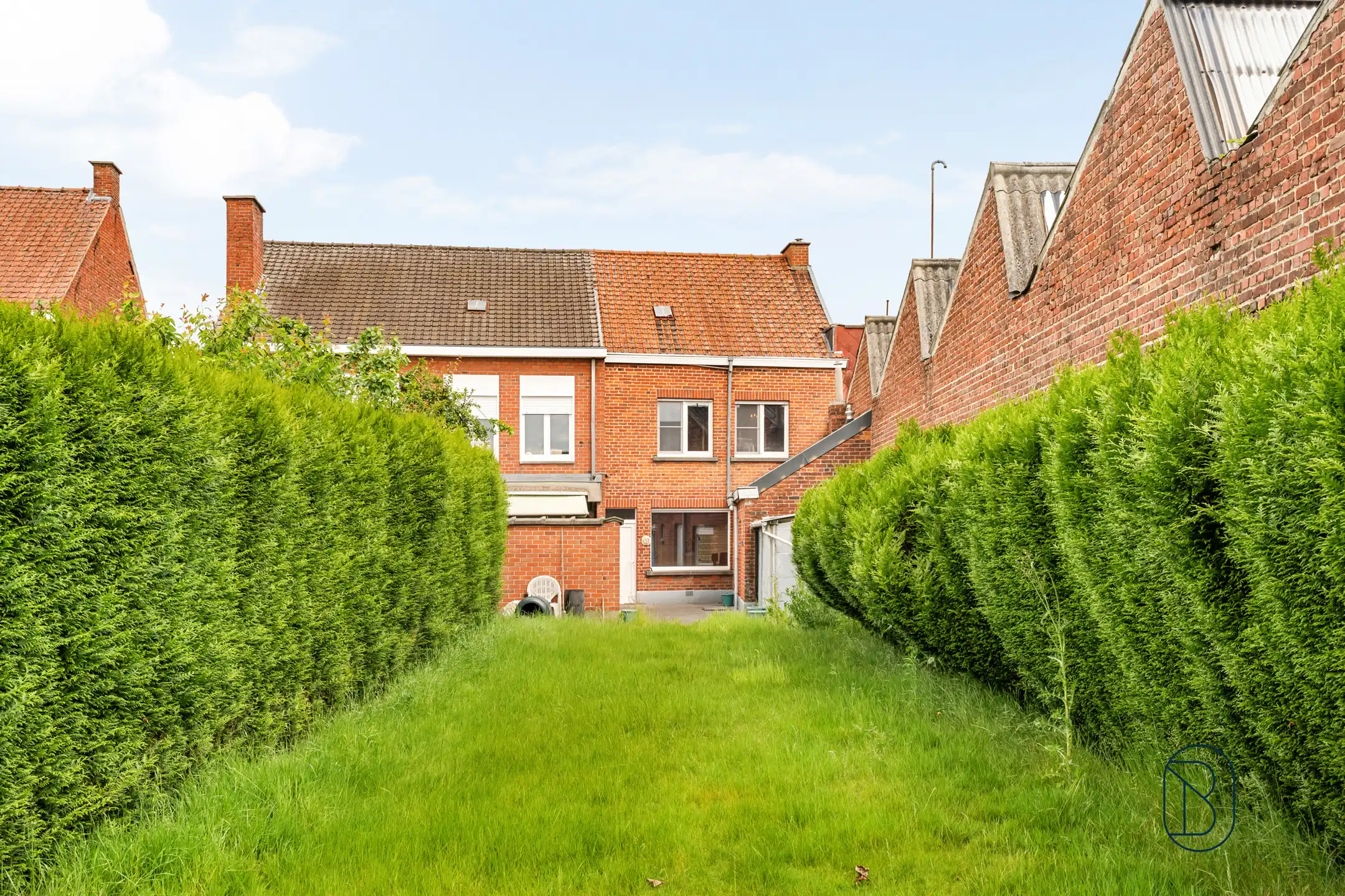 Te renoveren gezinswoning met 3 slaapkamers en grote tuin! foto 2
