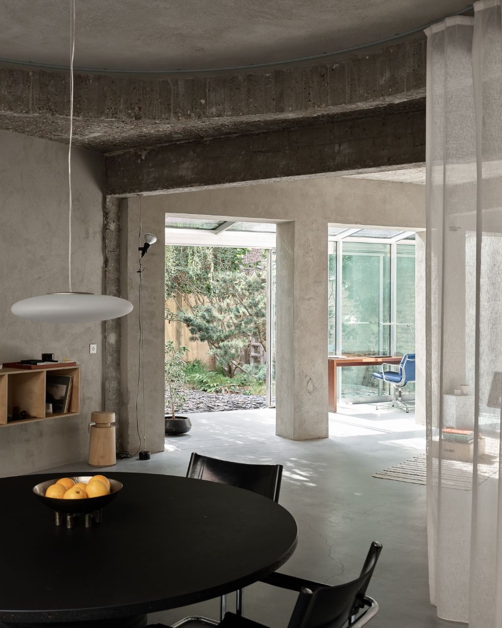 Uniqum - Architectuur tot op haar essentie. Een bijzonder doordacht brutalistisch appartement met tuin op een gegeerde locatie nabij het Sint-Pietersstation. foto 14