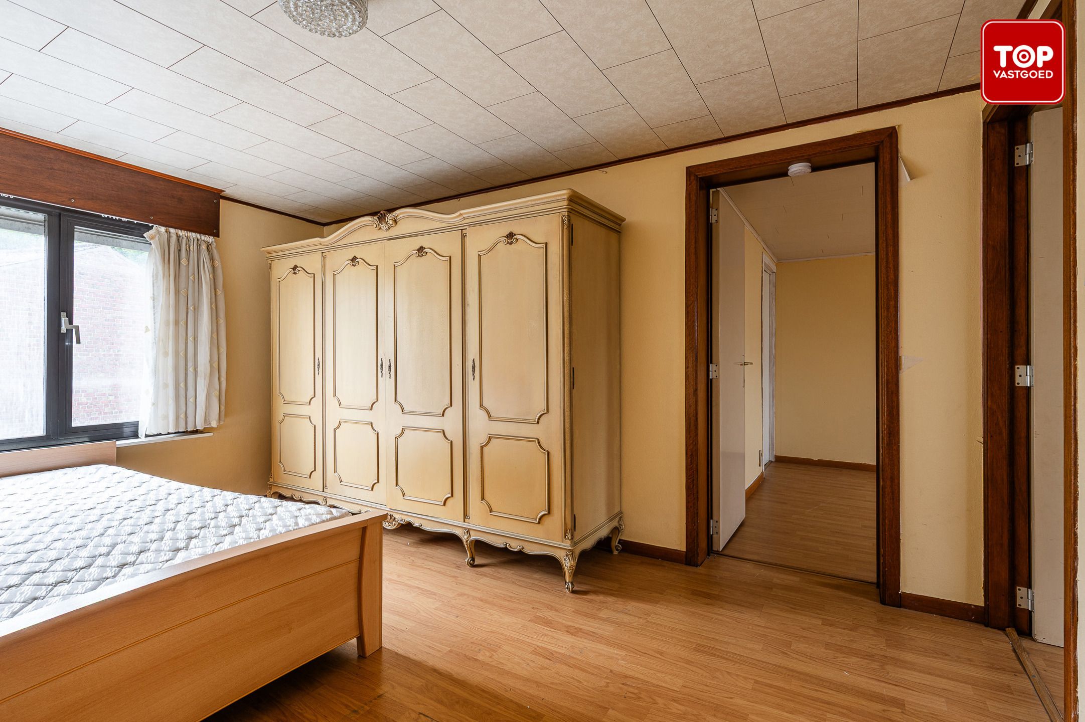 Te renoveren woning met veel potentieel foto 15