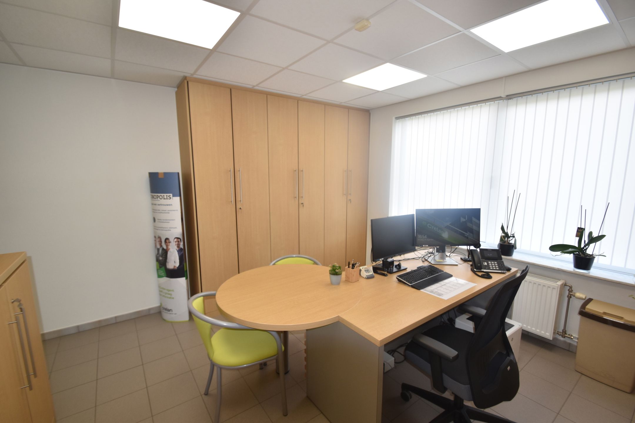 Instapklare villa/bungalow met aansluitend een kantoorruimte/handelsgelijkvloers op ruim perceel van +/- 30 are. Meerdere parkeerplaatsen foto 33