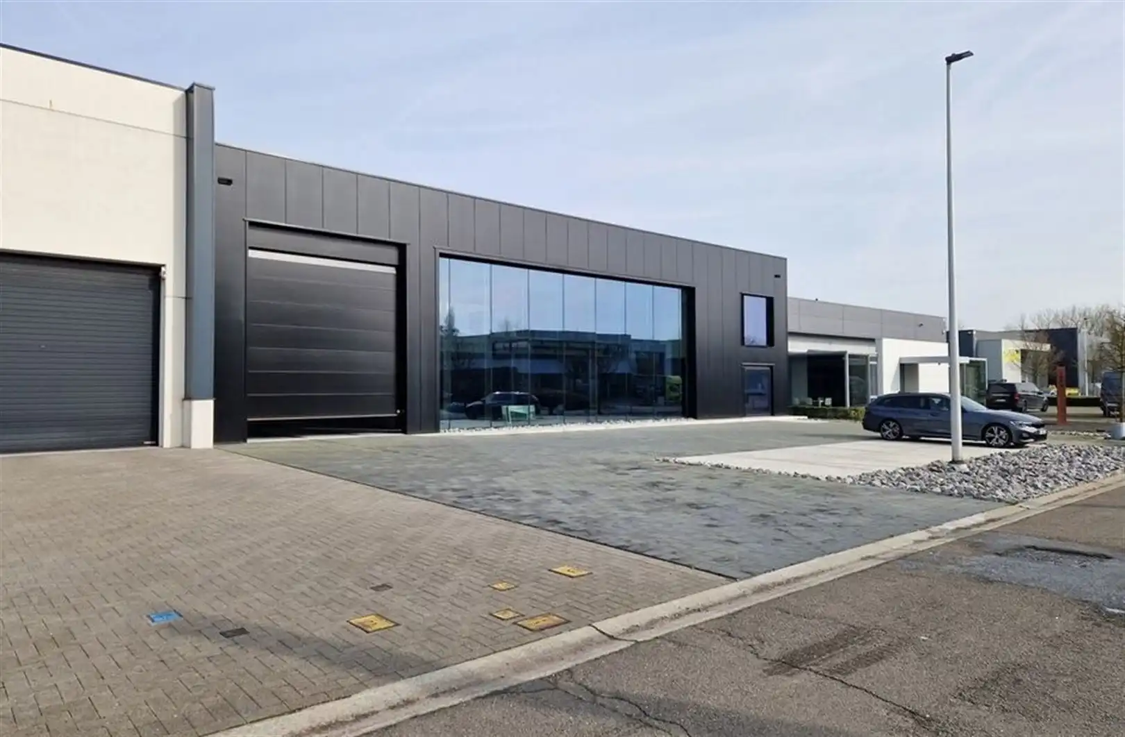 Nieuwbouw bedrijfspand met magazijnen en kantoren/showroom foto 2